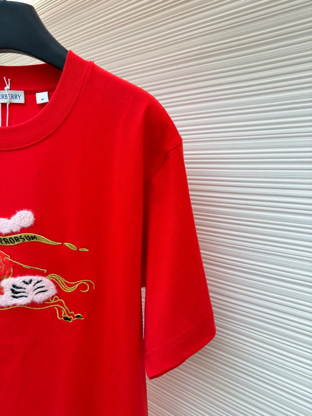 Burberry fleece pony round neck short sleeves ●Original version: Purchased and developed for 4850 ●Item number: 1682162-A05 ●Fabric: pure cotton plain weave ●Technology: embroidery production ●Color: red ●Version: fitted version ●Weight: about 265 grams ●Size: Fine cotton fabrics usually have better moisture absorption, breathability, wear resistance, and are also softer and smoother. Vintage fine cotton fabric is a relatively thick cotton fabric that has been carefully processed and treated to have excellent texture and performance. It feels soft and comfortable and fits the skin very well when worn. Craftsmanship with plush effect, new season equestrian knight logo embroidery, and metallic yarns with a rich touch are the core of the design. During the embroidery process, special yarns containing metallic threads are mixed and programmed through a computer embroidery machine to integrate the metallic yarns into specific parts of the pattern using stitching methods such as chain embroidery and tatami embroidery. On top of the traditional three-dimensional sense of embroidery, a shimmering metallic luster and a special cool touch are added, causing the classic logo pattern to produce local highlights under light, showing a reshaped modern sense and a high-end customization-like sophistication, which is highly recognizable. The overall wiring is straight and delicate, the fabric is comfortable and soft, and the color is consistent without color difference. It can be matched with the same style to create a fashionable look and control various occasions. Customized accessories, complete with three standards, same style for men and women!