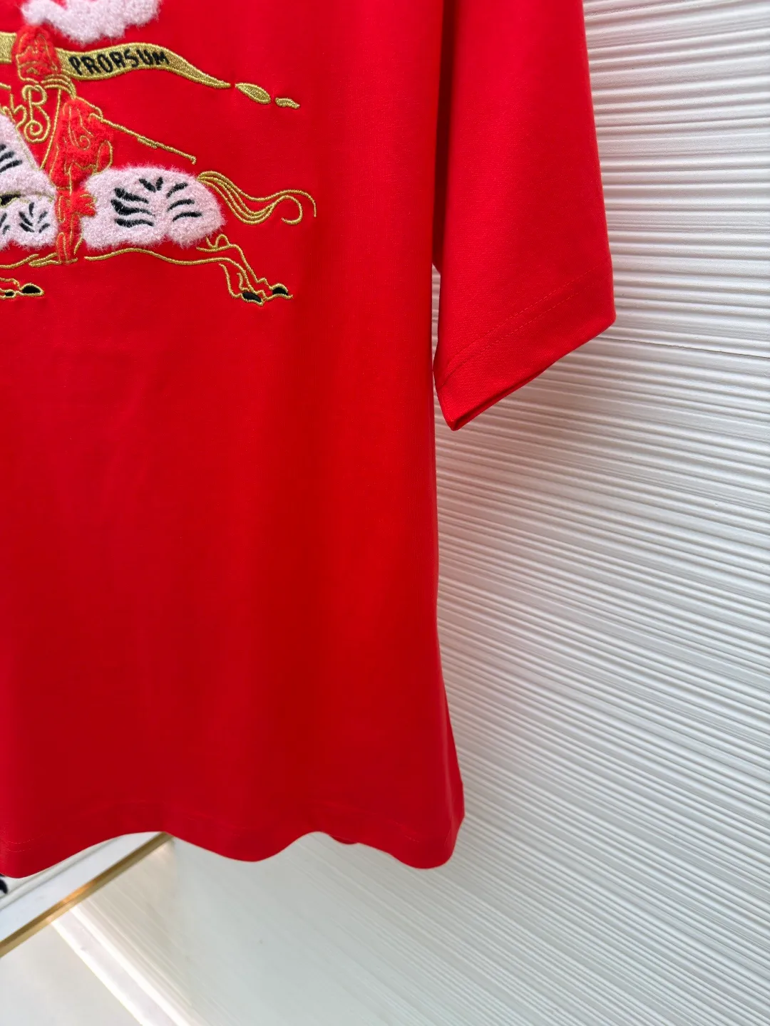 Burberry fleece pony round neck short sleeves ●Original version: Purchased and developed for 4850 ●Item number: 1682162-A05 ●Fabric: pure cotton plain weave ●Technology: embroidery production ●Color: red ●Version: fitted version ●Weight: about 265 grams ●Size: Fine cotton fabrics usually have better moisture absorption, breathability, wear resistance, and are also softer and smoother. Vintage fine cotton fabric is a relatively thick cotton fabric that has been carefully processed and treated to have excellent texture and performance. It feels soft and comfortable and fits the skin very well when worn. Craftsmanship with plush effect, new season equestrian knight logo embroidery, and metallic yarns with a rich touch are the core of the design. During the embroidery process, special yarns containing metallic threads are mixed and programmed through a computer embroidery machine to integrate the metallic yarns into specific parts of the pattern using stitching methods such as chain embroidery and tatami embroidery. On top of the traditional three-dimensional sense of embroidery, a shimmering metallic luster and a special cool touch are added, causing the classic logo pattern to produce local highlights under light, showing a reshaped modern sense and a high-end customization-like sophistication, which is highly recognizable. The overall wiring is straight and delicate, the fabric is comfortable and soft, and the color is consistent without color difference. It can be matched with the same style to create a fashionable look and control various occasions. Customized accessories, complete with three standards, same style for men and women!