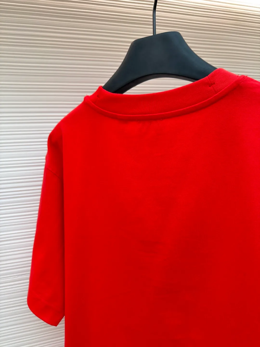 Burberry fleece pony round neck short sleeves ●Original version: Purchased and developed for 4850 ●Item number: 1682162-A05 ●Fabric: pure cotton plain weave ●Technology: embroidery production ●Color: red ●Version: fitted version ●Weight: about 265 grams ●Size: Fine cotton fabrics usually have better moisture absorption, breathability, wear resistance, and are also softer and smoother. Vintage fine cotton fabric is a relatively thick cotton fabric that has been carefully processed and treated to have excellent texture and performance. It feels soft and comfortable and fits the skin very well when worn. Craftsmanship with plush effect, new season equestrian knight logo embroidery, and metallic yarns with a rich touch are the core of the design. During the embroidery process, special yarns containing metallic threads are mixed and programmed through a computer embroidery machine to integrate the metallic yarns into specific parts of the pattern using stitching methods such as chain embroidery and tatami embroidery. On top of the traditional three-dimensional sense of embroidery, a shimmering metallic luster and a special cool touch are added, causing the classic logo pattern to produce local highlights under light, showing a reshaped modern sense and a high-end customization-like sophistication, which is highly recognizable. The overall wiring is straight and delicate, the fabric is comfortable and soft, and the color is consistent without color difference. It can be matched with the same style to create a fashionable look and control various occasions. Customized accessories, complete with three standards, same style for men and women!