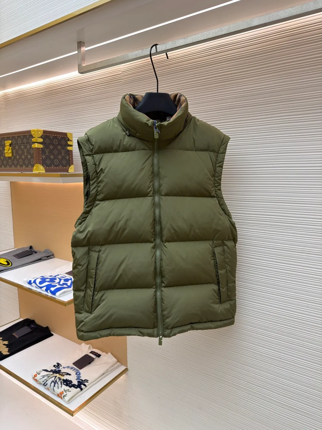 Burberry detachable sleeve down jacket ●Original version: Purchased and developed by 7308 ●Item number: 1682185-C85 ●Fabric: goose down fabric ●Technology: mechanical down filling ●Color: green ●Type: fitted version ●Weight: about 1080 grams ●Size: S-M-L-XL ●Description: Filled with goose down and thermal fiber. Decorated with the brand's knight's seal appliqué, inspired by archival graphics from the 1980s. Incorporating detachable sleeve design, you can freely switch between jacket and vest styles. Featuring a relaxed fit, the detachable hood and collar are lined in wool and accented with Burberry check. Two-way zip closure and detachable drawstring hood. Detachable sleeves Side zip pockets Drawstring hem Windproof cuffs Burberry check lining on hood and collar Knight seal appliqué on sleeves. The overall wiring is straight and delicate, the fabric is comfortable and soft, and the color is consistent without color difference. It can be matched with the same style to create a fashionable look and control various occasions. Customized accessories, complete with three standards, same style for men and women!