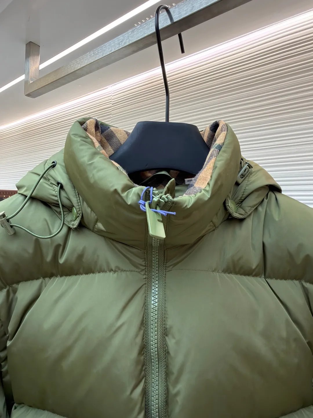 Burberry detachable sleeve down jacket ●Original version: Purchased and developed by 7308 ●Item number: 1682185-C85 ●Fabric: goose down fabric ●Technology: mechanical down filling ●Color: green ●Type: fitted version ●Weight: about 1080 grams ●Size: S-M-L-XL ●Description: Filled with goose down and thermal fiber. Decorated with the brand's knight's seal appliqué, inspired by archival graphics from the 1980s. Incorporating detachable sleeve design, you can freely switch between jacket and vest styles. Featuring a relaxed fit, the detachable hood and collar are lined in wool and accented with Burberry check. Two-way zip closure and detachable drawstring hood. Detachable sleeves Side zip pockets Drawstring hem Windproof cuffs Burberry check lining on hood and collar Knight seal appliqué on sleeves. The overall wiring is straight and delicate, the fabric is comfortable and soft, and the color is consistent without color difference. It can be matched with the same style to create a fashionable look and control various occasions. Customized accessories, complete with three standards, same style for men and women!