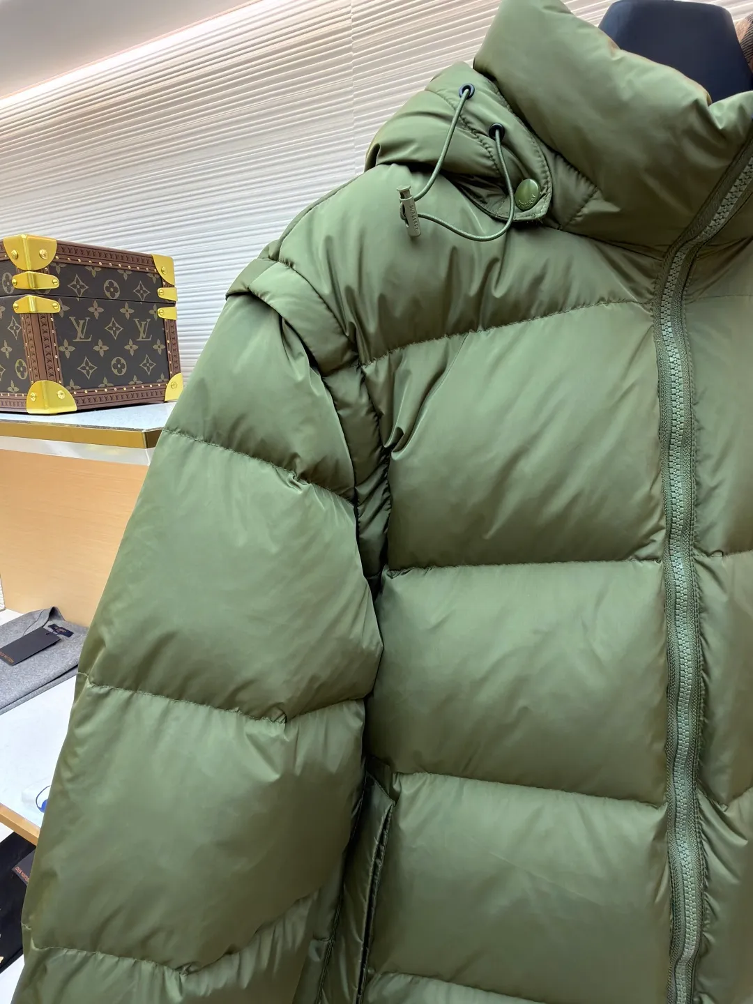 Burberry detachable sleeve down jacket ●Original version: Purchased and developed by 7308 ●Item number: 1682185-C85 ●Fabric: goose down fabric ●Technology: mechanical down filling ●Color: green ●Type: fitted version ●Weight: about 1080 grams ●Size: S-M-L-XL ●Description: Filled with goose down and thermal fiber. Decorated with the brand's knight's seal appliqué, inspired by archival graphics from the 1980s. Incorporating detachable sleeve design, you can freely switch between jacket and vest styles. Featuring a relaxed fit, the detachable hood and collar are lined in wool and accented with Burberry check. Two-way zip closure and detachable drawstring hood. Detachable sleeves Side zip pockets Drawstring hem Windproof cuffs Burberry check lining on hood and collar Knight seal appliqué on sleeves. The overall wiring is straight and delicate, the fabric is comfortable and soft, and the color is consistent without color difference. It can be matched with the same style to create a fashionable look and control various occasions. Customized accessories, complete with three standards, same style for men and women!