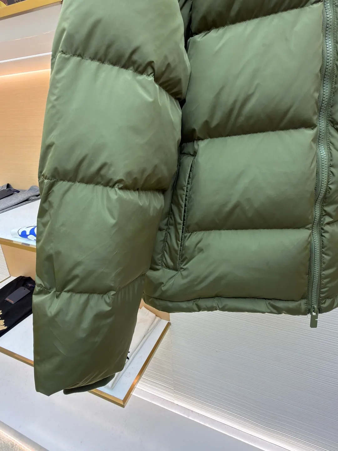 Burberry detachable sleeve down jacket ●Original version: Purchased and developed by 7308 ●Item number: 1682185-C85 ●Fabric: goose down fabric ●Technology: mechanical down filling ●Color: green ●Type: fitted version ●Weight: about 1080 grams ●Size: S-M-L-XL ●Description: Filled with goose down and thermal fiber. Decorated with the brand's knight's seal appliqué, inspired by archival graphics from the 1980s. Incorporating detachable sleeve design, you can freely switch between jacket and vest styles. Featuring a relaxed fit, the detachable hood and collar are lined in wool and accented with Burberry check. Two-way zip closure and detachable drawstring hood. Detachable sleeves Side zip pockets Drawstring hem Windproof cuffs Burberry check lining on hood and collar Knight seal appliqué on sleeves. The overall wiring is straight and delicate, the fabric is comfortable and soft, and the color is consistent without color difference. It can be matched with the same style to create a fashionable look and control various occasions. Customized accessories, complete with three standards, same style for men and women!