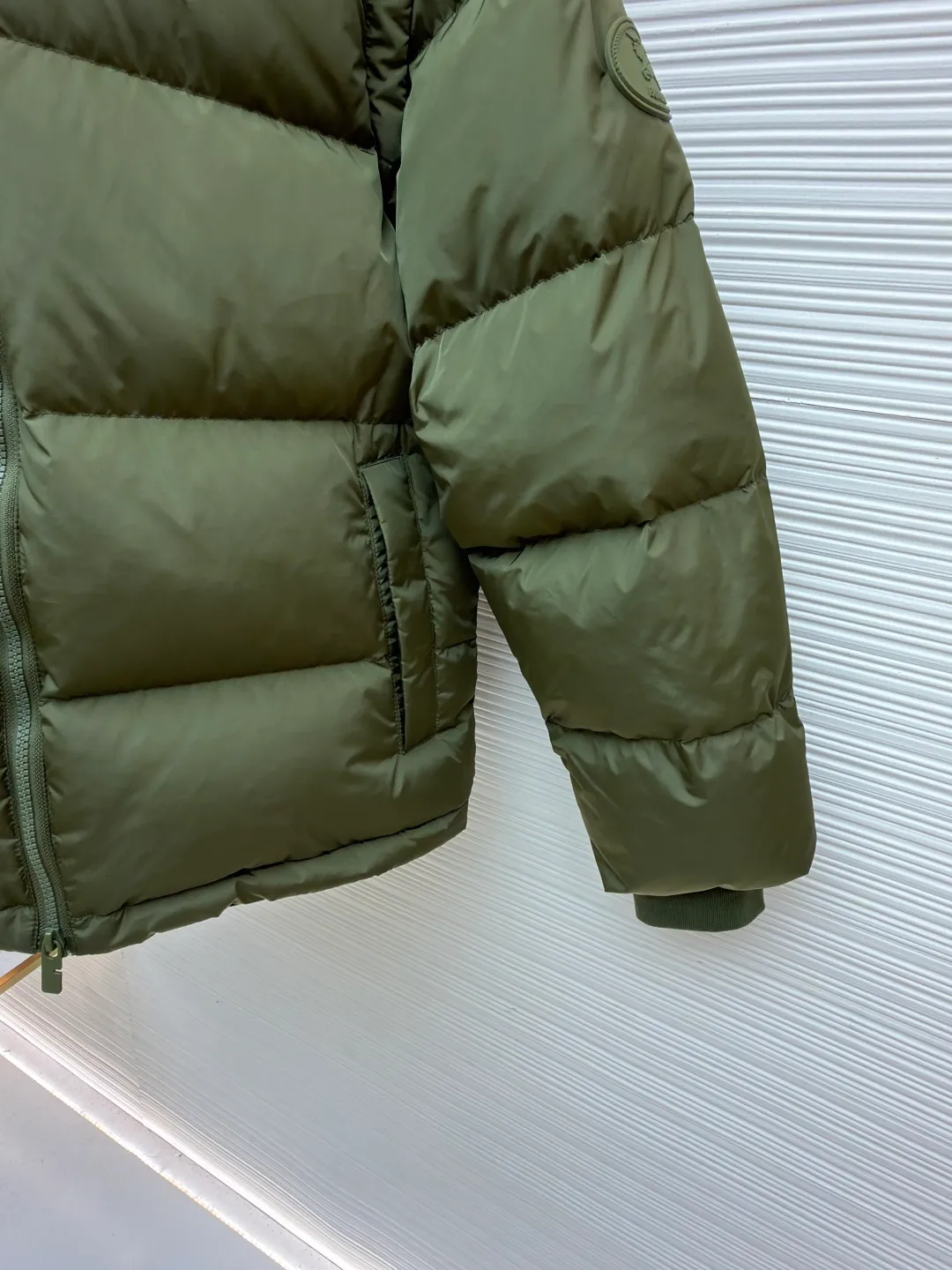 Burberry detachable sleeve down jacket ●Original version: Purchased and developed by 7308 ●Item number: 1682185-C85 ●Fabric: goose down fabric ●Technology: mechanical down filling ●Color: green ●Type: fitted version ●Weight: about 1080 grams ●Size: S-M-L-XL ●Description: Filled with goose down and thermal fiber. Decorated with the brand's knight's seal appliqué, inspired by archival graphics from the 1980s. Incorporating detachable sleeve design, you can freely switch between jacket and vest styles. Featuring a relaxed fit, the detachable hood and collar are lined in wool and accented with Burberry check. Two-way zip closure and detachable drawstring hood. Detachable sleeves Side zip pockets Drawstring hem Windproof cuffs Burberry check lining on hood and collar Knight seal appliqué on sleeves. The overall wiring is straight and delicate, the fabric is comfortable and soft, and the color is consistent without color difference. It can be matched with the same style to create a fashionable look and control various occasions. Customized accessories, complete with three standards, same style for men and women!