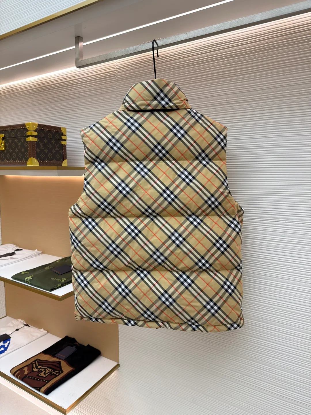 Burberry plaid logo down vest ●Original version: Purchased and developed by 7031 ●Item number: 1681078-C55 ●Fabric: goose down fabric ●Technology: made on positioning cutting machine ●Version: fitted version ●Weight: about 510 grams ●Size: XS-S-M-L-XL ●Description: Say goodbye to the weight of winter and embrace the warmth with a light attitude. BURBERRY's plaid down vest is crafted from protective nylon fabric and filled with high-quality 90 new national standard white duck down, giving you a warm experience of cloud-like wrapping without fear of severe cold. When the hood is not needed, it can be neatly tucked into the back of the collar, maintaining the smooth silhouette and simple style of the vest, making it perfect for both business and leisure occasions. When the weather changes, you can easily unfold it and you will instantly have a protective hood to cope with sudden wind, rain or cold. This kind of "invisible" protection means that style never compromises due to function. The front chest is decorated with a silicone plaque of the knight's logo from the archives of the 1980s, showing off its extraordinary status in a low-key manner. The two-way zipper opens and closes smoothly, and the side zipper pockets and drawstring hem details combine practical functionality with modern style. Concealed hooded design. The overall wiring is straight and delicate, the fabric is comfortable and soft, and the color is consistent without color difference. It can be matched with the same style to create a fashionable look and control various occasions. Customized accessories, complete with three standards, same style for men and women!