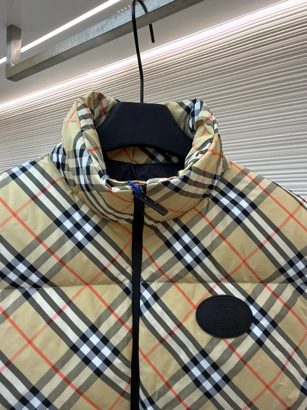Burberry plaid logo down vest ●Original version: Purchased and developed by 7031 ●Item number: 1681078-C55 ●Fabric: goose down fabric ●Technology: made on positioning cutting machine ●Version: fitted version ●Weight: about 510 grams ●Size: XS-S-M-L-XL ●Description: Say goodbye to the weight of winter and embrace the warmth with a light attitude. BURBERRY's plaid down vest is crafted from protective nylon fabric and filled with high-quality 90 new national standard white duck down, giving you a warm experience of cloud-like wrapping without fear of severe cold. When the hood is not needed, it can be neatly tucked into the back of the collar, maintaining the smooth silhouette and simple style of the vest, making it perfect for both business and leisure occasions. When the weather changes, you can easily unfold it and you will instantly have a protective hood to cope with sudden wind, rain or cold. This kind of "invisible" protection means that style never compromises due to function. The front chest is decorated with a silicone plaque of the knight's logo from the archives of the 1980s, showing off its extraordinary status in a low-key manner. The two-way zipper opens and closes smoothly, and the side zipper pockets and drawstring hem details combine practical functionality with modern style. Concealed hooded design. The overall wiring is straight and delicate, the fabric is comfortable and soft, and the color is consistent without color difference. It can be matched with the same style to create a fashionable look and control various occasions. Customized accessories, complete with three standards, same style for men and women!