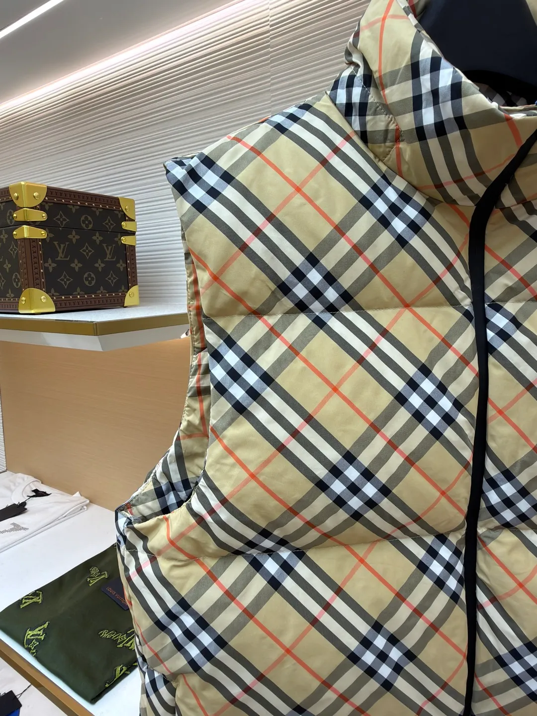 Burberry plaid logo down vest ●Original version: Purchased and developed by 7031 ●Item number: 1681078-C55 ●Fabric: goose down fabric ●Technology: made on positioning cutting machine ●Version: fitted version ●Weight: about 510 grams ●Size: XS-S-M-L-XL ●Description: Say goodbye to the weight of winter and embrace the warmth with a light attitude. BURBERRY's plaid down vest is crafted from protective nylon fabric and filled with high-quality 90 new national standard white duck down, giving you a warm experience of cloud-like wrapping without fear of severe cold. When the hood is not needed, it can be neatly tucked into the back of the collar, maintaining the smooth silhouette and simple style of the vest, making it perfect for both business and leisure occasions. When the weather changes, you can easily unfold it and you will instantly have a protective hood to cope with sudden wind, rain or cold. This kind of "invisible" protection means that style never compromises due to function. The front chest is decorated with a silicone plaque of the knight's logo from the archives of the 1980s, showing off its extraordinary status in a low-key manner. The two-way zipper opens and closes smoothly, and the side zipper pockets and drawstring hem details combine practical functionality with modern style. Concealed hooded design. The overall wiring is straight and delicate, the fabric is comfortable and soft, and the color is consistent without color difference. It can be matched with the same style to create a fashionable look and control various occasions. Customized accessories, complete with three standards, same style for men and women!