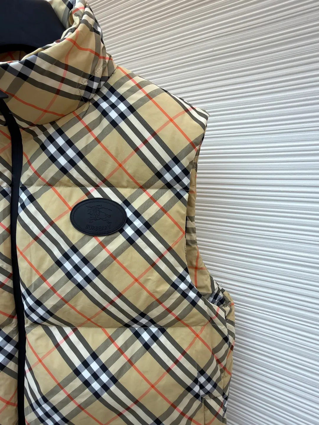 Burberry plaid logo down vest ●Original version: Purchased and developed by 7031 ●Item number: 1681078-C55 ●Fabric: goose down fabric ●Technology: made on positioning cutting machine ●Version: fitted version ●Weight: about 510 grams ●Size: XS-S-M-L-XL ●Description: Say goodbye to the weight of winter and embrace the warmth with a light attitude. BURBERRY's plaid down vest is crafted from protective nylon fabric and filled with high-quality 90 new national standard white duck down, giving you a warm experience of cloud-like wrapping without fear of severe cold. When the hood is not needed, it can be neatly tucked into the back of the collar, maintaining the smooth silhouette and simple style of the vest, making it perfect for both business and leisure occasions. When the weather changes, you can easily unfold it and you will instantly have a protective hood to cope with sudden wind, rain or cold. This kind of "invisible" protection means that style never compromises due to function. The front chest is decorated with a silicone plaque of the knight's logo from the archives of the 1980s, showing off its extraordinary status in a low-key manner. The two-way zipper opens and closes smoothly, and the side zipper pockets and drawstring hem details combine practical functionality with modern style. Concealed hooded design. The overall wiring is straight and delicate, the fabric is comfortable and soft, and the color is consistent without color difference. It can be matched with the same style to create a fashionable look and control various occasions. Customized accessories, complete with three standards, same style for men and women!