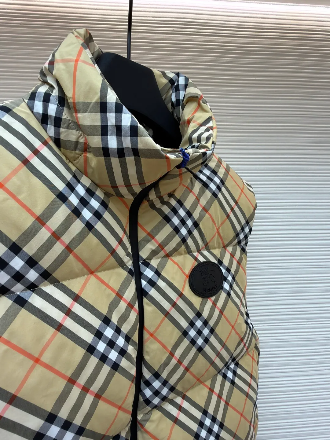 Burberry plaid logo down vest ●Original version: Purchased and developed by 7031 ●Item number: 1681078-C55 ●Fabric: goose down fabric ●Technology: made on positioning cutting machine ●Version: fitted version ●Weight: about 510 grams ●Size: XS-S-M-L-XL ●Description: Say goodbye to the weight of winter and embrace the warmth with a light attitude. BURBERRY's plaid down vest is crafted from protective nylon fabric and filled with high-quality 90 new national standard white duck down, giving you a warm experience of cloud-like wrapping without fear of severe cold. When the hood is not needed, it can be neatly tucked into the back of the collar, maintaining the smooth silhouette and simple style of the vest, making it perfect for both business and leisure occasions. When the weather changes, you can easily unfold it and you will instantly have a protective hood to cope with sudden wind, rain or cold. This kind of "invisible" protection means that style never compromises due to function. The front chest is decorated with a silicone plaque of the knight's logo from the archives of the 1980s, showing off its extraordinary status in a low-key manner. The two-way zipper opens and closes smoothly, and the side zipper pockets and drawstring hem details combine practical functionality with modern style. Concealed hooded design. The overall wiring is straight and delicate, the fabric is comfortable and soft, and the color is consistent without color difference. It can be matched with the same style to create a fashionable look and control various occasions. Customized accessories, complete with three standards, same style for men and women!