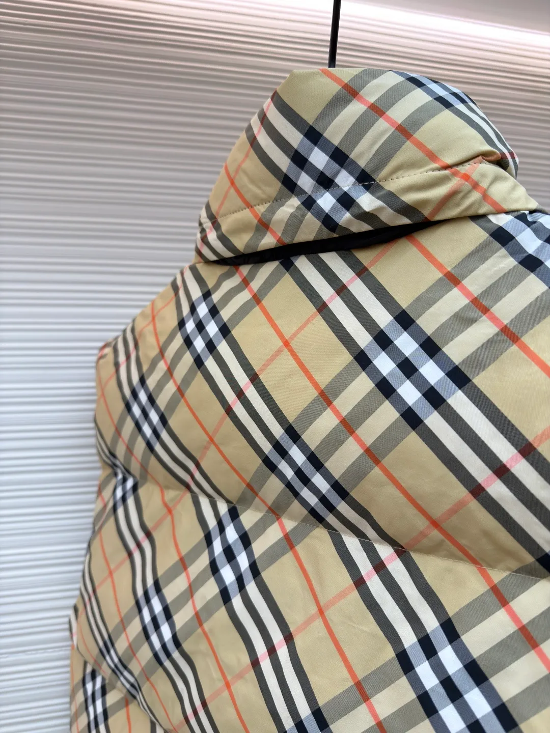 Burberry plaid logo down vest ●Original version: Purchased and developed by 7031 ●Item number: 1681078-C55 ●Fabric: goose down fabric ●Technology: made on positioning cutting machine ●Version: fitted version ●Weight: about 510 grams ●Size: XS-S-M-L-XL ●Description: Say goodbye to the weight of winter and embrace the warmth with a light attitude. BURBERRY's plaid down vest is crafted from protective nylon fabric and filled with high-quality 90 new national standard white duck down, giving you a warm experience of cloud-like wrapping without fear of severe cold. When the hood is not needed, it can be neatly tucked into the back of the collar, maintaining the smooth silhouette and simple style of the vest, making it perfect for both business and leisure occasions. When the weather changes, you can easily unfold it and you will instantly have a protective hood to cope with sudden wind, rain or cold. This kind of "invisible" protection means that style never compromises due to function. The front chest is decorated with a silicone plaque of the knight's logo from the archives of the 1980s, showing off its extraordinary status in a low-key manner. The two-way zipper opens and closes smoothly, and the side zipper pockets and drawstring hem details combine practical functionality with modern style. Concealed hooded design. The overall wiring is straight and delicate, the fabric is comfortable and soft, and the color is consistent without color difference. It can be matched with the same style to create a fashionable look and control various occasions. Customized accessories, complete with three standards, same style for men and women!