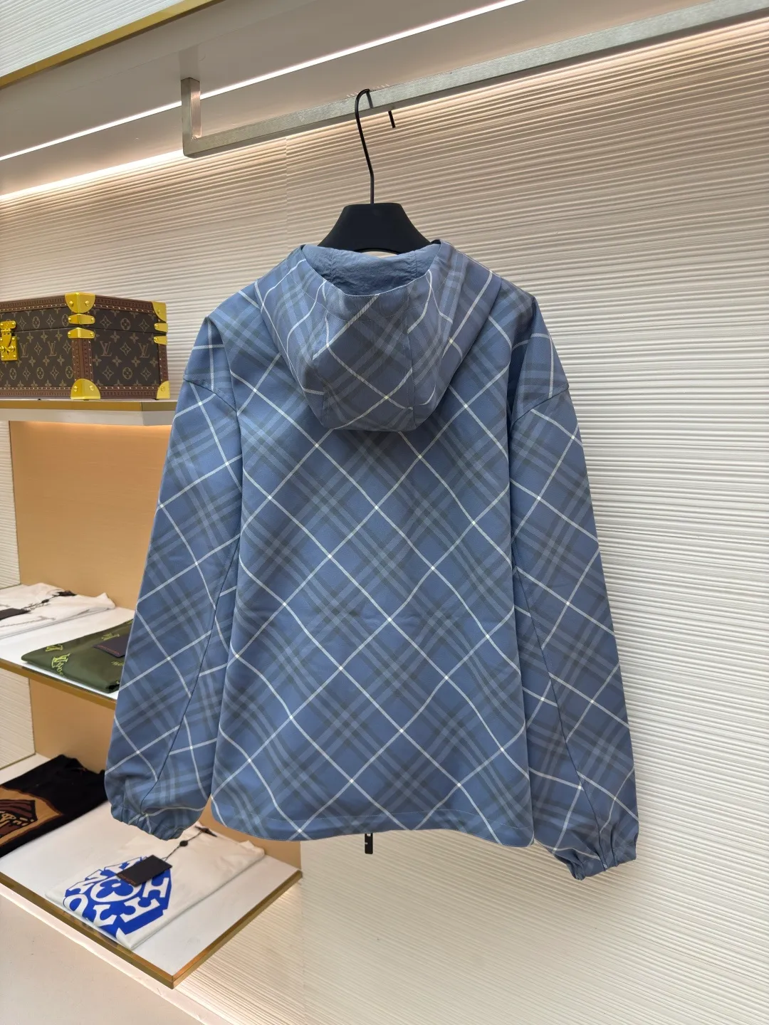BURBERRY blue diagonal pattern embroidered reversible jacket ●Authentic product: purchased and developed by 8090 ●Item number: 1680599-C10 ●Fabric: woven fabric ●Technology: Made on positioning cutting machine ●Version: fitted version ●Weight: about 800 grams ●Size: XS-S-M-L-XL ●Description: High-density woven fabric woven from 100% polyester fiber. It has the characteristics of high strength, anti-wrinkle and quick-drying. The high-density weave increases its durability and windproofness. It has good breathability and a subtle texture on the surface. The properties of the fabric make the appearance more crisp, the colors saturated, and the texture enhanced. The fabric made of 100% nylon fiber is known for its excellent wear resistance, excellent soft touch and relatively good elasticity. The relatively light quality makes the whole thing lighter and will not increase the burden of wearing due to the double-sided design. Use positioning cutting machine equipment to accurately cut fabrics, and improve overall quality through optical positioning and mechanical positioning. Ensure that every product meets the high standards of alignment. During the sewing process, the master will always ensure that each piece of fabric can be aligned and aligned after being connected, which also greatly increases the process time. The overall wiring is straight and delicate, the fabric is comfortable and soft, and the color is consistent without color difference. It can be matched with the same style to create a fashionable look and control various occasions. Customized accessories, complete with three standards, same style for men and women!