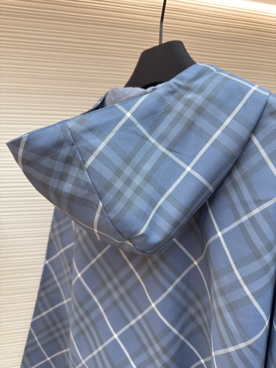 BURBERRY blue diagonal pattern embroidered reversible jacket ●Authentic product: purchased and developed by 8090 ●Item number: 1680599-C10 ●Fabric: woven fabric ●Technology: Made on positioning cutting machine ●Version: fitted version ●Weight: about 800 grams ●Size: XS-S-M-L-XL ●Description: High-density woven fabric woven from 100% polyester fiber. It has the characteristics of high strength, anti-wrinkle and quick-drying. The high-density weave increases its durability and windproofness. It has good breathability and a subtle texture on the surface. The properties of the fabric make the appearance more crisp, the colors saturated, and the texture enhanced. The fabric made of 100% nylon fiber is known for its excellent wear resistance, excellent soft touch and relatively good elasticity. The relatively light quality makes the whole thing lighter and will not increase the burden of wearing due to the double-sided design. Use positioning cutting machine equipment to accurately cut fabrics, and improve overall quality through optical positioning and mechanical positioning. Ensure that every product meets the high standards of alignment. During the sewing process, the master will always ensure that each piece of fabric can be aligned and aligned after being connected, which also greatly increases the process time. The overall wiring is straight and delicate, the fabric is comfortable and soft, and the color is consistent without color difference. It can be matched with the same style to create a fashionable look and control various occasions. Customized accessories, complete with three standards, same style for men and women!