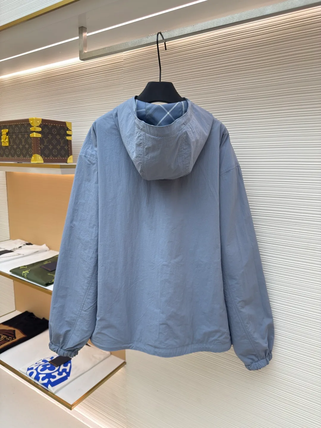 BURBERRY blue diagonal pattern embroidered reversible jacket ●Authentic product: purchased and developed by 8090 ●Item number: 1680599-C10 ●Fabric: woven fabric ●Technology: Made on positioning cutting machine ●Version: fitted version ●Weight: about 800 grams ●Size: XS-S-M-L-XL ●Description: High-density woven fabric woven from 100% polyester fiber. It has the characteristics of high strength, anti-wrinkle and quick-drying. The high-density weave increases its durability and windproofness. It has good breathability and a subtle texture on the surface. The properties of the fabric make the appearance more crisp, the colors saturated, and the texture enhanced. The fabric made of 100% nylon fiber is known for its excellent wear resistance, excellent soft touch and relatively good elasticity. The relatively light quality makes the whole thing lighter and will not increase the burden of wearing due to the double-sided design. Use positioning cutting machine equipment to accurately cut fabrics, and improve overall quality through optical positioning and mechanical positioning. Ensure that every product meets the high standards of alignment. During the sewing process, the master will always ensure that each piece of fabric can be aligned and aligned after being connected, which also greatly increases the process time. The overall wiring is straight and delicate, the fabric is comfortable and soft, and the color is consistent without color difference. It can be matched with the same style to create a fashionable look and control various occasions. Customized accessories, complete with three standards, same style for men and women!
