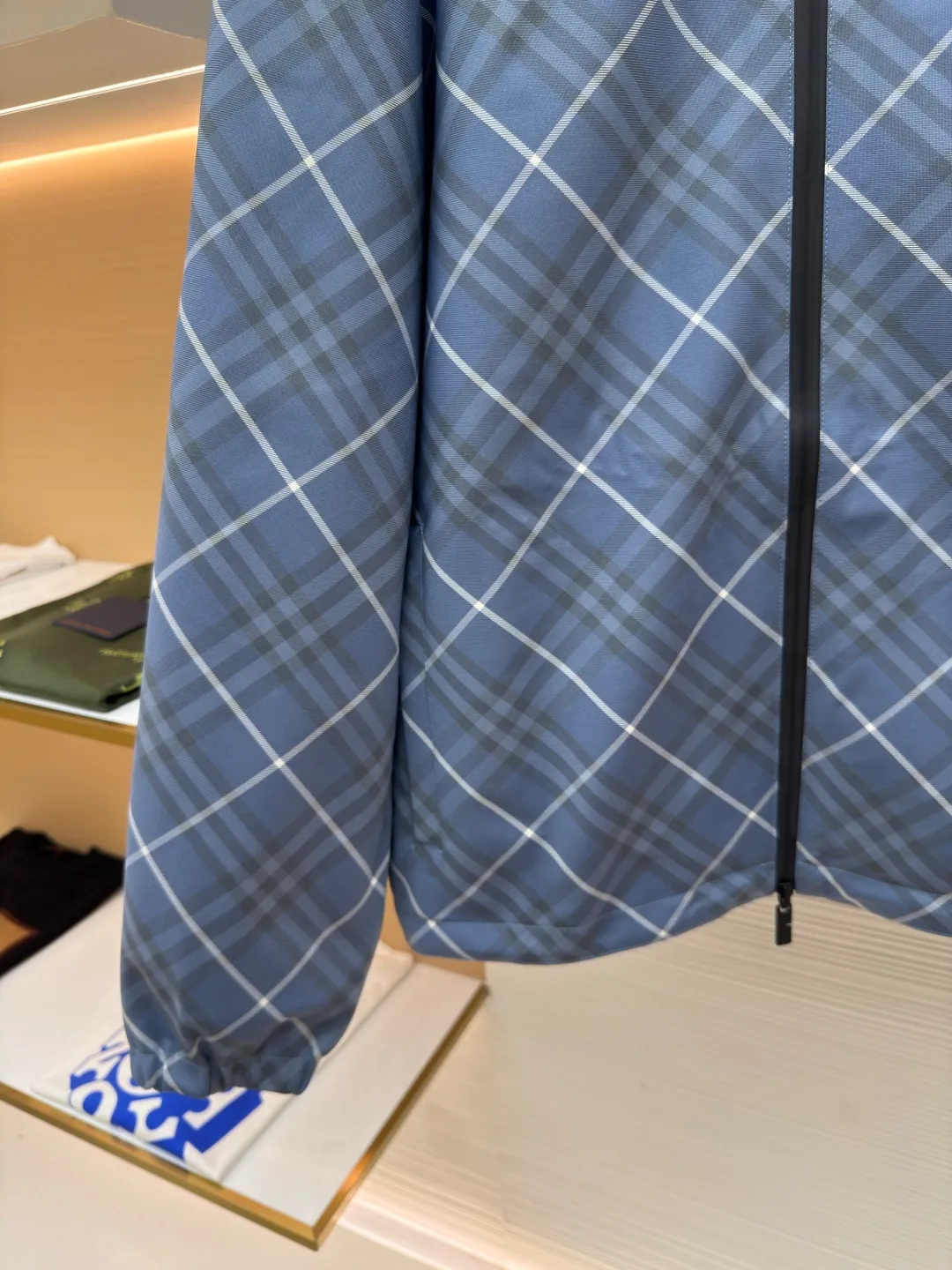 BURBERRY blue diagonal pattern embroidered reversible jacket ●Authentic product: purchased and developed by 8090 ●Item number: 1680599-C10 ●Fabric: woven fabric ●Technology: Made on positioning cutting machine ●Version: fitted version ●Weight: about 800 grams ●Size: XS-S-M-L-XL ●Description: High-density woven fabric woven from 100% polyester fiber. It has the characteristics of high strength, anti-wrinkle and quick-drying. The high-density weave increases its durability and windproofness. It has good breathability and a subtle texture on the surface. The properties of the fabric make the appearance more crisp, the colors saturated, and the texture enhanced. The fabric made of 100% nylon fiber is known for its excellent wear resistance, excellent soft touch and relatively good elasticity. The relatively light quality makes the whole thing lighter and will not increase the burden of wearing due to the double-sided design. Use positioning cutting machine equipment to accurately cut fabrics, and improve overall quality through optical positioning and mechanical positioning. Ensure that every product meets the high standards of alignment. During the sewing process, the master will always ensure that each piece of fabric can be aligned and aligned after being connected, which also greatly increases the process time. The overall wiring is straight and delicate, the fabric is comfortable and soft, and the color is consistent without color difference. It can be matched with the same style to create a fashionable look and control various occasions. Customized accessories, complete with three standards, same style for men and women!