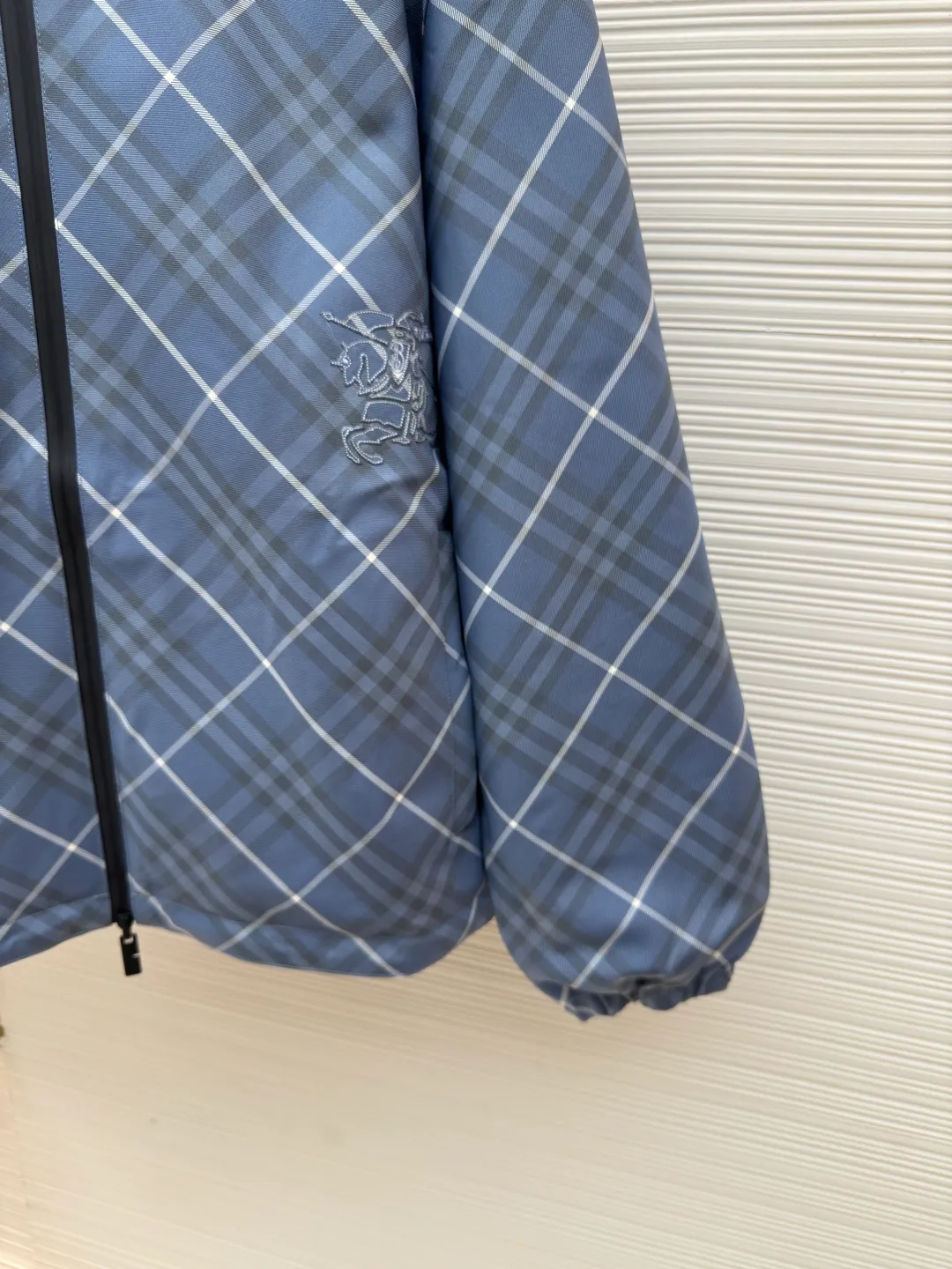 BURBERRY blue diagonal pattern embroidered reversible jacket ●Authentic product: purchased and developed by 8090 ●Item number: 1680599-C10 ●Fabric: woven fabric ●Technology: Made on positioning cutting machine ●Version: fitted version ●Weight: about 800 grams ●Size: XS-S-M-L-XL ●Description: High-density woven fabric woven from 100% polyester fiber. It has the characteristics of high strength, anti-wrinkle and quick-drying. The high-density weave increases its durability and windproofness. It has good breathability and a subtle texture on the surface. The properties of the fabric make the appearance more crisp, the colors saturated, and the texture enhanced. The fabric made of 100% nylon fiber is known for its excellent wear resistance, excellent soft touch and relatively good elasticity. The relatively light quality makes the whole thing lighter and will not increase the burden of wearing due to the double-sided design. Use positioning cutting machine equipment to accurately cut fabrics, and improve overall quality through optical positioning and mechanical positioning. Ensure that every product meets the high standards of alignment. During the sewing process, the master will always ensure that each piece of fabric can be aligned and aligned after being connected, which also greatly increases the process time. The overall wiring is straight and delicate, the fabric is comfortable and soft, and the color is consistent without color difference. It can be matched with the same style to create a fashionable look and control various occasions. Customized accessories, complete with three standards, same style for men and women!