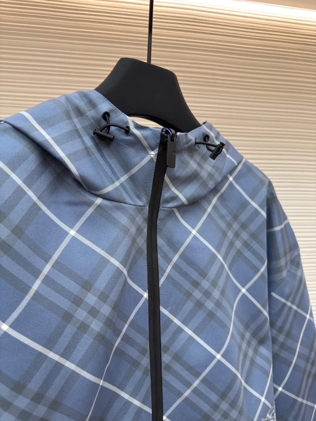 BURBERRY blue diagonal pattern embroidered reversible jacket ●Authentic product: purchased and developed by 8090 ●Item number: 1680599-C10 ●Fabric: woven fabric ●Technology: Made on positioning cutting machine ●Version: fitted version ●Weight: about 800 grams ●Size: XS-S-M-L-XL ●Description: High-density woven fabric woven from 100% polyester fiber. It has the characteristics of high strength, anti-wrinkle and quick-drying. The high-density weave increases its durability and windproofness. It has good breathability and a subtle texture on the surface. The properties of the fabric make the appearance more crisp, the colors saturated, and the texture enhanced. The fabric made of 100% nylon fiber is known for its excellent wear resistance, excellent soft touch and relatively good elasticity. The relatively light quality makes the whole thing lighter and will not increase the burden of wearing due to the double-sided design. Use positioning cutting machine equipment to accurately cut fabrics, and improve overall quality through optical positioning and mechanical positioning. Ensure that every product meets the high standards of alignment. During the sewing process, the master will always ensure that each piece of fabric can be aligned and aligned after being connected, which also greatly increases the process time. The overall wiring is straight and delicate, the fabric is comfortable and soft, and the color is consistent without color difference. It can be matched with the same style to create a fashionable look and control various occasions. Customized accessories, complete with three standards, same style for men and women!