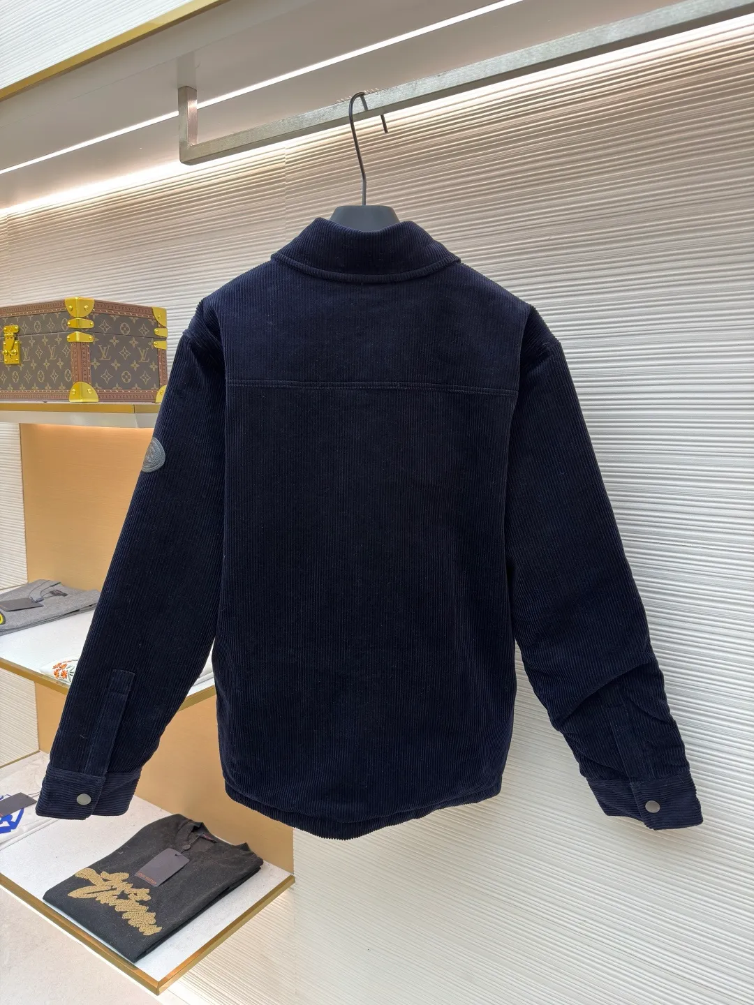 Burberry solid color lapel snap-fastening cotton jacket ●Original version: purchased and developed by 8766 ●Item number: 1681956-B40 ●Fabric: 100% cotton ●Technology: Made on positioning cutting machine ●Color: navy blue ●Version: fitted version ●Weight: about 940 grams ●Size: S-M-L-XL ●Description: This LV navy corduroy jacket is made of 8 wide corduroy fabrics, which are washed and distressed. The velvet strips are full and soft to the touch, while maintaining wrinkle resistance. The body of the garment adopts a whole-piece cutting process to ensure that the vertical texture of the corduroy is consistent and uninterrupted, and the splicing is sewn with invisible embedded clips, making the appearance more tidy. The chest patch pocket is made of double-layer quilted fabric, and the edges of the bag flap are edged with the same material. It is equipped with matte metal snap buttons, and the buckle surface is sandblasted to give a low-key texture. The ribs on the cuffs and hem are made of the same fabric and are elastic to fit the body shape. The left arm decorative plate is made of embossed + vegetable tanned leather splicing, and the brand logo is concealed and three-dimensional. The inner lining is lined with thin nylon interlining to improve the smoothness of putting on and taking off. The overall stitching stitches are evenly spaced (8 stitches per centimeter), taking into account the retro texture and practical durability. The overall wiring is straight and delicate, the fabric is comfortable and soft, and the color is consistent without color difference. It can be matched with the same style to create a fashionable look and control various occasions. Customized accessories, complete with three standards, same style for men and women!