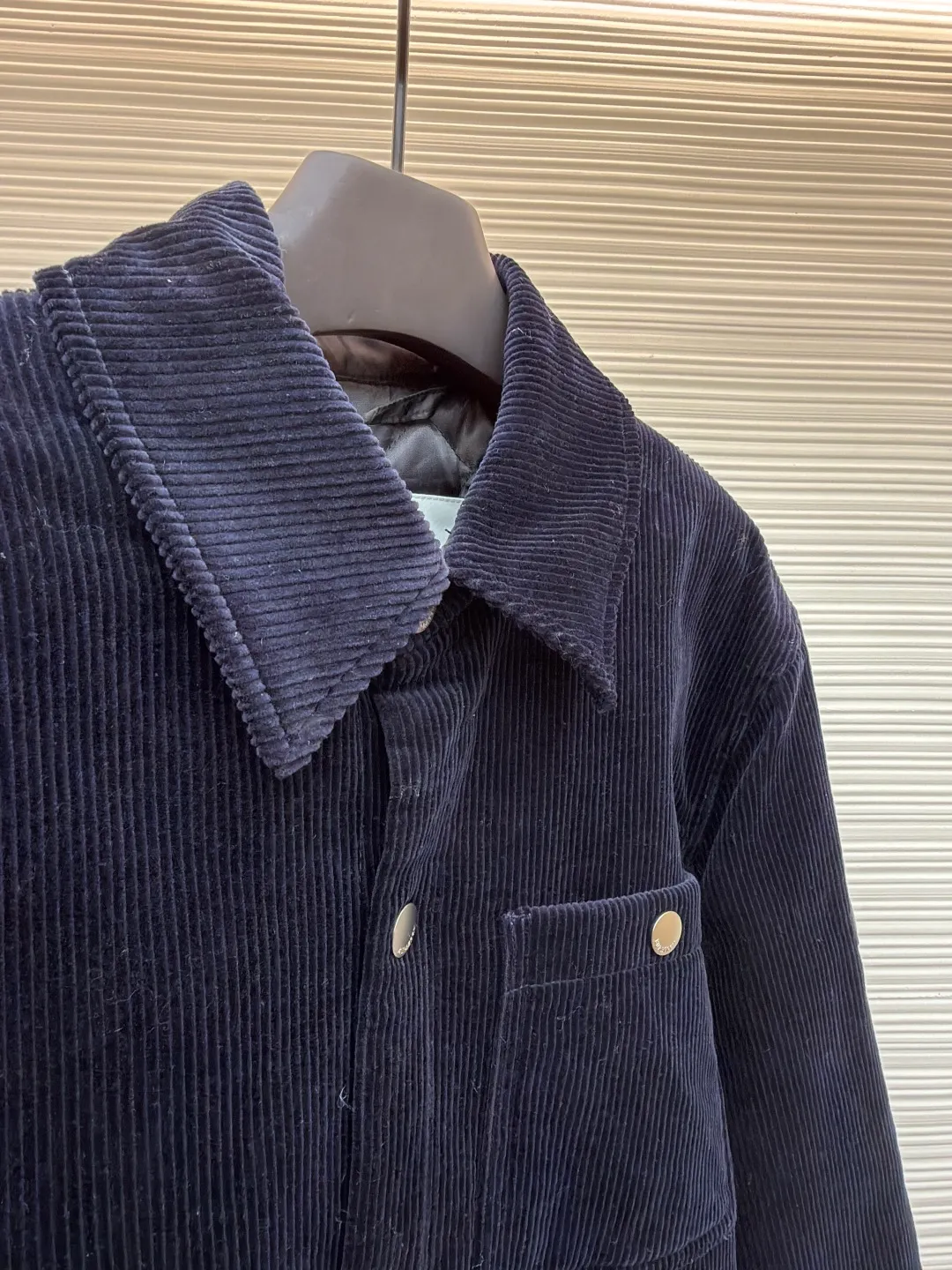 Burberry solid color lapel snap-fastening cotton jacket ●Original version: purchased and developed by 8766 ●Item number: 1681956-B40 ●Fabric: 100% cotton ●Technology: Made on positioning cutting machine ●Color: navy blue ●Version: fitted version ●Weight: about 940 grams ●Size: S-M-L-XL ●Description: This LV navy corduroy jacket is made of 8 wide corduroy fabrics, which are washed and distressed. The velvet strips are full and soft to the touch, while maintaining wrinkle resistance. The body of the garment adopts a whole-piece cutting process to ensure that the vertical texture of the corduroy is consistent and uninterrupted, and the splicing is sewn with invisible embedded clips, making the appearance more tidy. The chest patch pocket is made of double-layer quilted fabric, and the edges of the bag flap are edged with the same material. It is equipped with matte metal snap buttons, and the buckle surface is sandblasted to give a low-key texture. The ribs on the cuffs and hem are made of the same fabric and are elastic to fit the body shape. The left arm decorative plate is made of embossed + vegetable tanned leather splicing, and the brand logo is concealed and three-dimensional. The inner lining is lined with thin nylon interlining to improve the smoothness of putting on and taking off. The overall stitching stitches are evenly spaced (8 stitches per centimeter), taking into account the retro texture and practical durability. The overall wiring is straight and delicate, the fabric is comfortable and soft, and the color is consistent without color difference. It can be matched with the same style to create a fashionable look and control various occasions. Customized accessories, complete with three standards, same style for men and women!