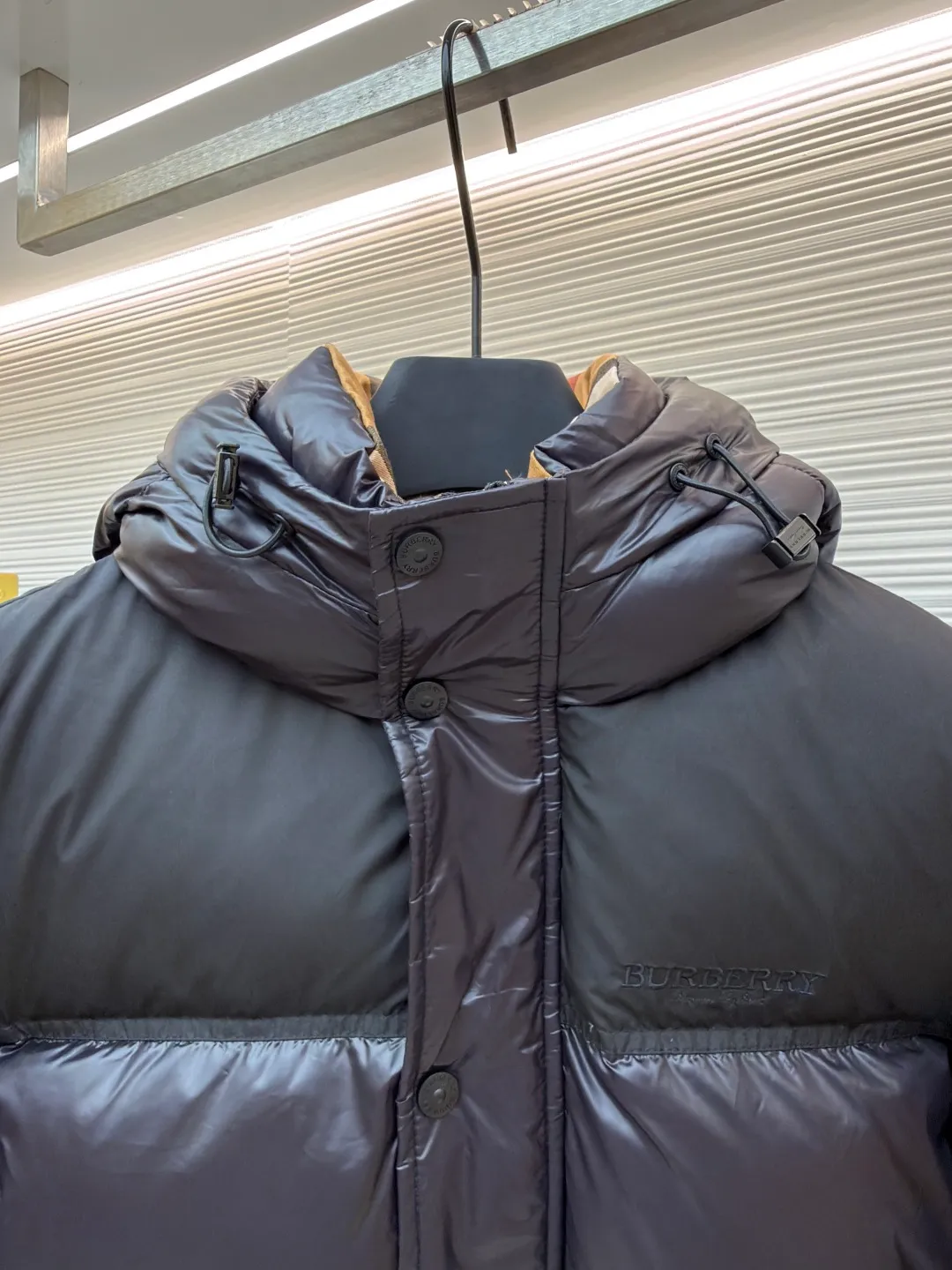 Burberry logo intarsia down jacket ●Item number: 1681230-C75 ●Material: white goose down fabric ●Technology: Mechanical down filling ●Color: black ●Version: fitted version ●Weight: about 880 grams ●Size: 48-50-52-54-56 ●Description: Paired with hood and protective hem; brand logo intarsia design, inspired by British culture in the 1990s. bb r’s latest hooded bbr ace new item, black and red! The latest high-end plastic seal decoration for men and women! A trump card that I have been looking forward to for the second half of the year (there are so few burs this year that I shed tears). This year’s bbr is a success. This one is completely new blood, new accessories, new fabrics, new styles, and new styles! Super warm European down filling, high collar hood design. The inside is open and has a windshield belt design similar to that of Mo’s! Stylish color matching, precisely because of these irreplaceable details and specifications, the first model in the industry, high quality, high-end goods, recommended for personal use! The overall wiring is straight and delicate, the fabric is comfortable and soft, and the color is consistent without color difference. It can be matched with the same style to create a fashionable look and control various occasions. Customized accessories, complete with three standards, same style for men and women!