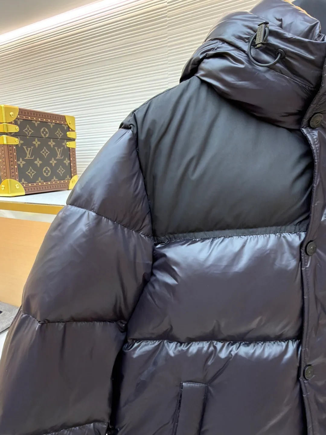 Burberry logo intarsia down jacket ●Item number: 1681230-C75 ●Material: white goose down fabric ●Technology: Mechanical down filling ●Color: black ●Version: fitted version ●Weight: about 880 grams ●Size: 48-50-52-54-56 ●Description: Paired with hood and protective hem; brand logo intarsia design, inspired by British culture in the 1990s. bb r’s latest hooded bbr ace new item, black and red! The latest high-end plastic seal decoration for men and women! A trump card that I have been looking forward to for the second half of the year (there are so few burs this year that I shed tears). This year’s bbr is a success. This one is completely new blood, new accessories, new fabrics, new styles, and new styles! Super warm European down filling, high collar hood design. The inside is open and has a windshield belt design similar to that of Mo’s! Stylish color matching, precisely because of these irreplaceable details and specifications, the first model in the industry, high quality, high-end goods, recommended for personal use! The overall wiring is straight and delicate, the fabric is comfortable and soft, and the color is consistent without color difference. It can be matched with the same style to create a fashionable look and control various occasions. Customized accessories, complete with three standards, same style for men and women!