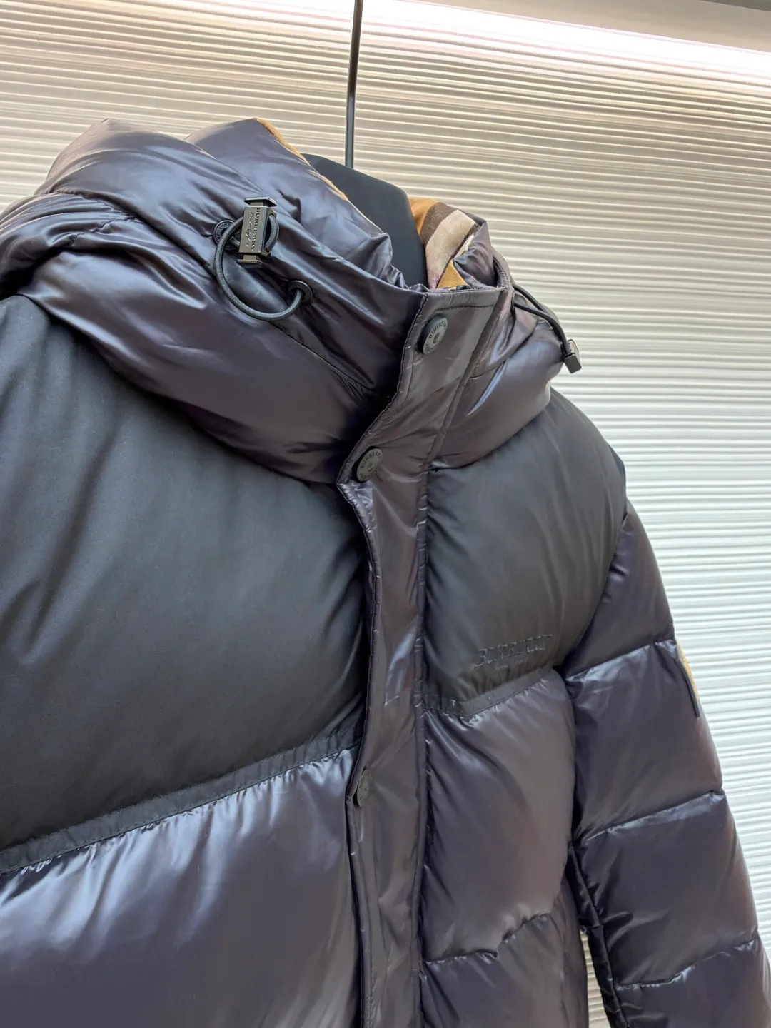 Burberry logo intarsia down jacket ●Item number: 1681230-C75 ●Material: white goose down fabric ●Technology: Mechanical down filling ●Color: black ●Version: fitted version ●Weight: about 880 grams ●Size: 48-50-52-54-56 ●Description: Paired with hood and protective hem; brand logo intarsia design, inspired by British culture in the 1990s. bb r’s latest hooded bbr ace new item, black and red! The latest high-end plastic seal decoration for men and women! A trump card that I have been looking forward to for the second half of the year (there are so few burs this year that I shed tears). This year’s bbr is a success. This one is completely new blood, new accessories, new fabrics, new styles, and new styles! Super warm European down filling, high collar hood design. The inside is open and has a windshield belt design similar to that of Mo’s! Stylish color matching, precisely because of these irreplaceable details and specifications, the first model in the industry, high quality, high-end goods, recommended for personal use! The overall wiring is straight and delicate, the fabric is comfortable and soft, and the color is consistent without color difference. It can be matched with the same style to create a fashionable look and control various occasions. Customized accessories, complete with three standards, same style for men and women!