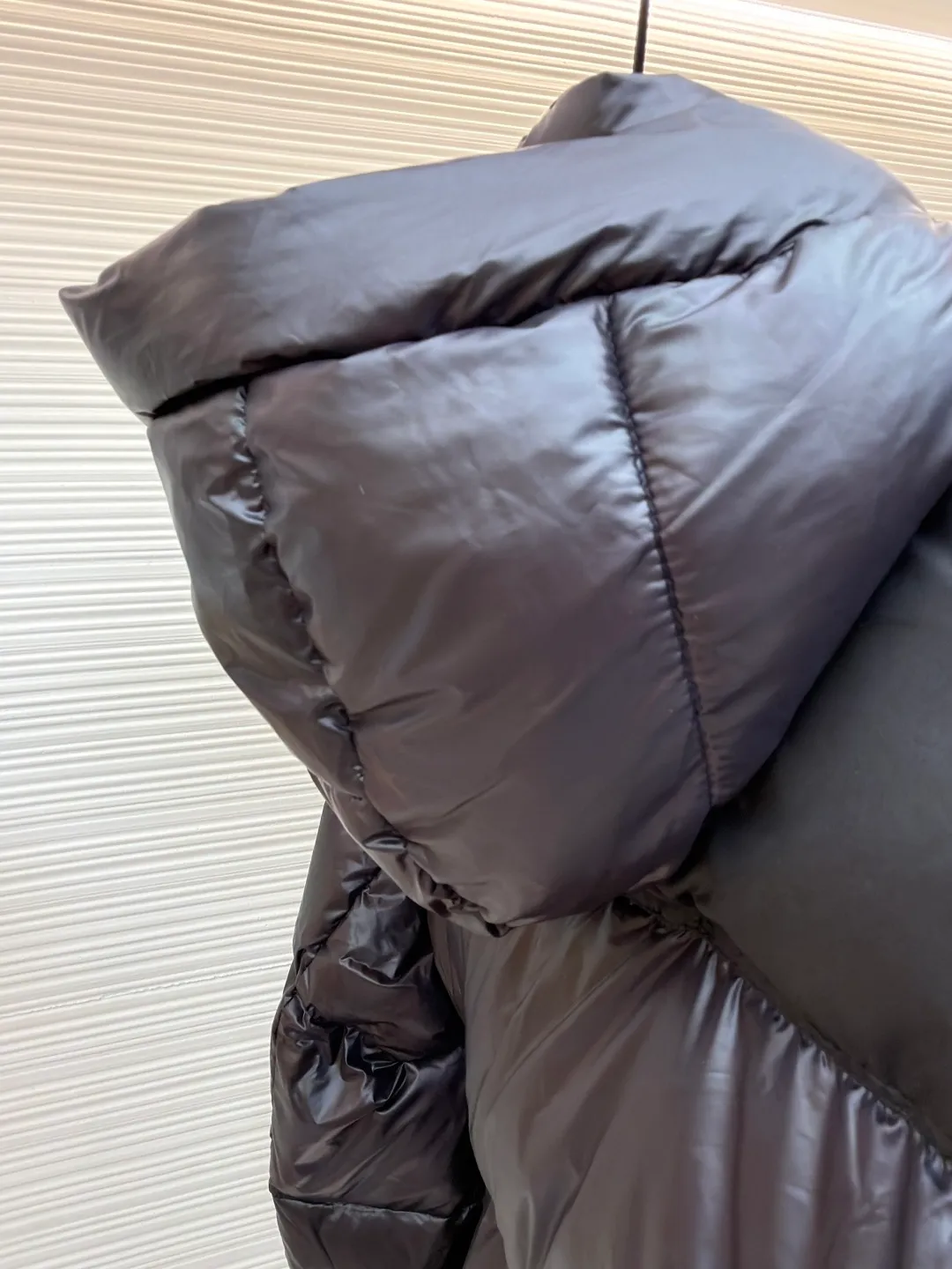 Burberry logo intarsia down jacket ●Item number: 1681230-C75 ●Material: white goose down fabric ●Technology: Mechanical down filling ●Color: black ●Version: fitted version ●Weight: about 880 grams ●Size: 48-50-52-54-56 ●Description: Paired with hood and protective hem; brand logo intarsia design, inspired by British culture in the 1990s. bb r’s latest hooded bbr ace new item, black and red! The latest high-end plastic seal decoration for men and women! A trump card that I have been looking forward to for the second half of the year (there are so few burs this year that I shed tears). This year’s bbr is a success. This one is completely new blood, new accessories, new fabrics, new styles, and new styles! Super warm European down filling, high collar hood design. The inside is open and has a windshield belt design similar to that of Mo’s! Stylish color matching, precisely because of these irreplaceable details and specifications, the first model in the industry, high quality, high-end goods, recommended for personal use! The overall wiring is straight and delicate, the fabric is comfortable and soft, and the color is consistent without color difference. It can be matched with the same style to create a fashionable look and control various occasions. Customized accessories, complete with three standards, same style for men and women!
