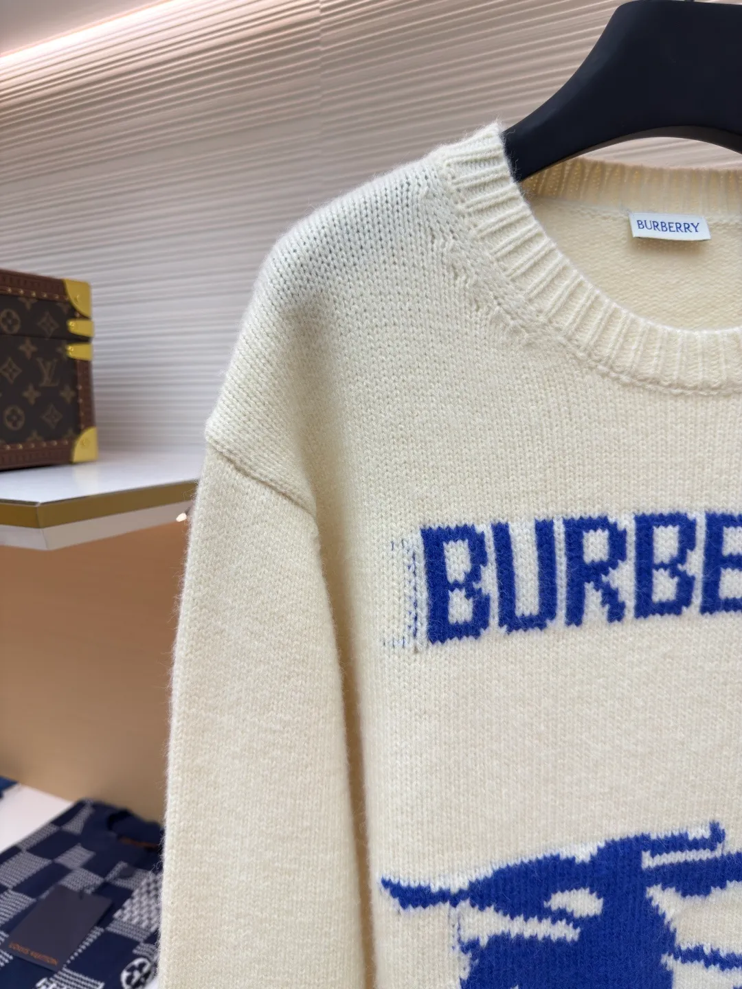BURBERRY war horse jacquard sweater ●Authentic product: purchased and developed by 4144 ●Item number: 1680449-A90 ●Fabric: wool fabric ●Technology: jacquard production ●Version: loose fit ●Weight: about 645 grams ●Size: S-M-L-XL ●Description: Made of 80 wool, 20 cashmere. The fabrics are made of sheep's wool and wool with very high content, and the garments should be washed to remove impurities and sheep odor from the fabrics. The upper body effect is very supple and comfortable. The jacquard adopts the positive 7-knitting method, and the pattern lines are open-stitched. Each line shows the high-strength weaving method of imported machines. Knitted sweater in a soft wool and cashmere blend, crafted in an Italian workshop. The overall wiring is straight and delicate, the fabric is comfortable and soft, and the color is consistent without color difference. It can be matched with the same style to create a fashionable look and control various occasions. Customized accessories, complete with three standards, same style for men and women!