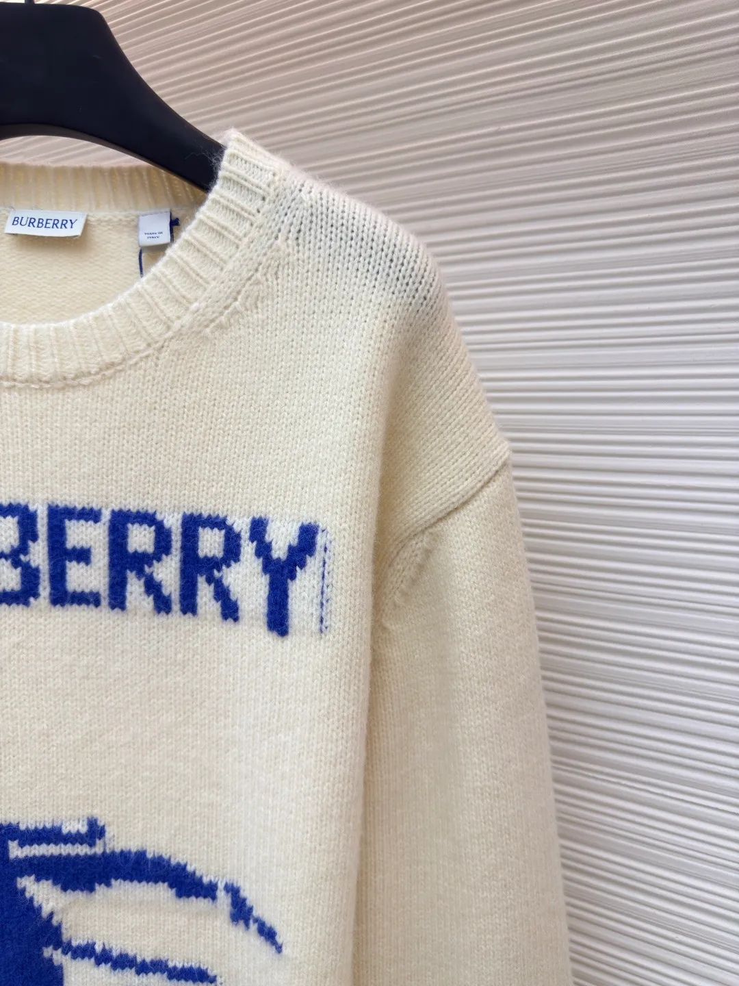 BURBERRY war horse jacquard sweater ●Authentic product: purchased and developed by 4144 ●Item number: 1680449-A90 ●Fabric: wool fabric ●Technology: jacquard production ●Version: loose fit ●Weight: about 645 grams ●Size: S-M-L-XL ●Description: Made of 80 wool, 20 cashmere. The fabrics are made of sheep's wool and wool with very high content, and the garments should be washed to remove impurities and sheep odor from the fabrics. The upper body effect is very supple and comfortable. The jacquard adopts the positive 7-knitting method, and the pattern lines are open-stitched. Each line shows the high-strength weaving method of imported machines. Knitted sweater in a soft wool and cashmere blend, crafted in an Italian workshop. The overall wiring is straight and delicate, the fabric is comfortable and soft, and the color is consistent without color difference. It can be matched with the same style to create a fashionable look and control various occasions. Customized accessories, complete with three standards, same style for men and women!
