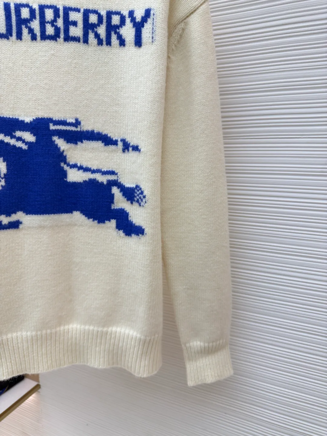 BURBERRY war horse jacquard sweater ●Authentic product: purchased and developed by 4144 ●Item number: 1680449-A90 ●Fabric: wool fabric ●Technology: jacquard production ●Version: loose fit ●Weight: about 645 grams ●Size: S-M-L-XL ●Description: Made of 80 wool, 20 cashmere. The fabrics are made of sheep's wool and wool with very high content, and the garments should be washed to remove impurities and sheep odor from the fabrics. The upper body effect is very supple and comfortable. The jacquard adopts the positive 7-knitting method, and the pattern lines are open-stitched. Each line shows the high-strength weaving method of imported machines. Knitted sweater in a soft wool and cashmere blend, crafted in an Italian workshop. The overall wiring is straight and delicate, the fabric is comfortable and soft, and the color is consistent without color difference. It can be matched with the same style to create a fashionable look and control various occasions. Customized accessories, complete with three standards, same style for men and women!