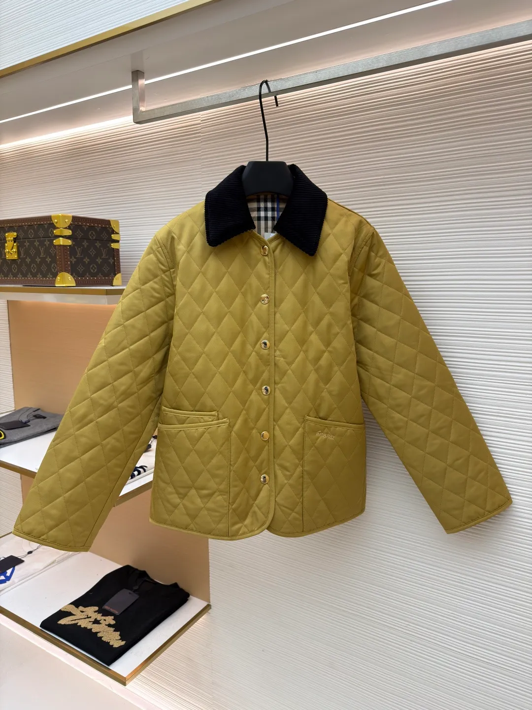 Burberry Quilted Barn Corduroy Jacket [Pocket Embroidery Style] ●Original version: purchased and developed by 4369 ●Item number: 1681525-B25 ●Fabric: corduroy fabric ●Technology: embroidery production ●Color: Khaki ●Version: Fitted version ●Weight: about 605 grams ●Size: S-M-L-XL ●Description: This Burberry The diamond quilted jacket uses classic diamond quilting technology, combining soft cotton fabric with a black corduroy collar, which not only ensures warmth but also adds a sense of layering. Diamond quilting not only enhances the visual three-dimensional effect, but also effectively prevents the filling from shifting and extends the service life of the clothing. The combination of black corduroy collar and metal buttons adds sophistication to the overall design. The loose fit design not only suits a variety of body shapes, but also provides a comfortable wearing experience. During the production process, manual tile measurement is strictly followed to ensure that the size of each piece of clothing is accurate, allowing an error range of 1-3CM, ensuring the high quality and consistency of the product. The overall craftsmanship is exquisite and the details are in place, demonstrating the consistent high-end quality and fashion taste of the Burberry brand. Purchase the original version for development, order the color and dye it, and feel free to compare it with any version on the market!