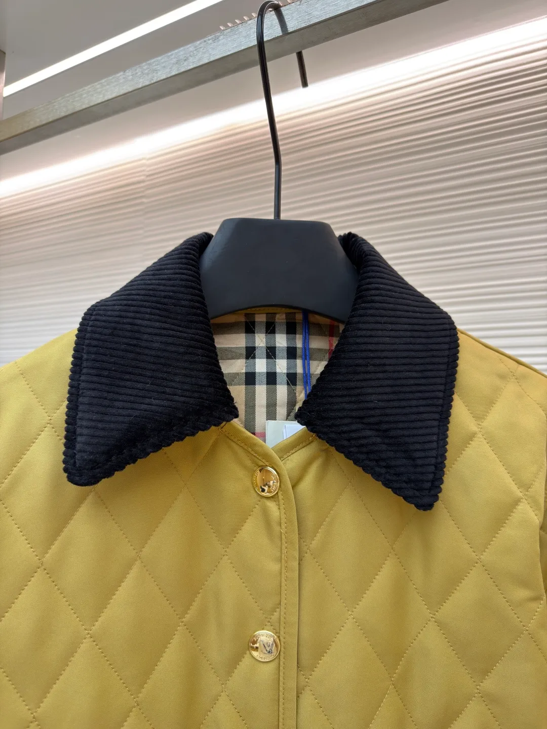 Burberry Quilted Barn Corduroy Jacket [Pocket Embroidery Style] ●Original version: purchased and developed by 4369 ●Item number: 1681525-B25 ●Fabric: corduroy fabric ●Technology: embroidery production ●Color: Khaki ●Version: Fitted version ●Weight: about 605 grams ●Size: S-M-L-XL ●Description: This Burberry The diamond quilted jacket uses classic diamond quilting technology, combining soft cotton fabric with a black corduroy collar, which not only ensures warmth but also adds a sense of layering. Diamond quilting not only enhances the visual three-dimensional effect, but also effectively prevents the filling from shifting and extends the service life of the clothing. The combination of black corduroy collar and metal buttons adds sophistication to the overall design. The loose fit design not only suits a variety of body shapes, but also provides a comfortable wearing experience. During the production process, manual tile measurement is strictly followed to ensure that the size of each piece of clothing is accurate, allowing an error range of 1-3CM, ensuring the high quality and consistency of the product. The overall craftsmanship is exquisite and the details are in place, demonstrating the consistent high-end quality and fashion taste of the Burberry brand. Purchase the original version for development, order the color and dye it, and feel free to compare it with any version on the market!