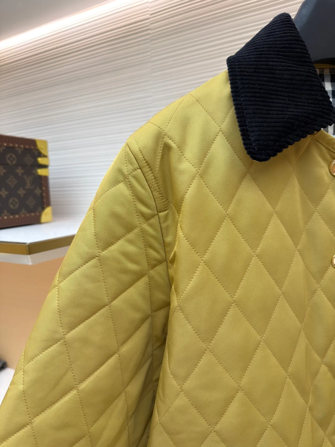 Burberry Quilted Barn Corduroy Jacket [Pocket Embroidery Style] ●Original version: purchased and developed by 4369 ●Item number: 1681525-B25 ●Fabric: corduroy fabric ●Technology: embroidery production ●Color: Khaki ●Version: Fitted version ●Weight: about 605 grams ●Size: S-M-L-XL ●Description: This Burberry The diamond quilted jacket uses classic diamond quilting technology, combining soft cotton fabric with a black corduroy collar, which not only ensures warmth but also adds a sense of layering. Diamond quilting not only enhances the visual three-dimensional effect, but also effectively prevents the filling from shifting and extends the service life of the clothing. The combination of black corduroy collar and metal buttons adds sophistication to the overall design. The loose fit design not only suits a variety of body shapes, but also provides a comfortable wearing experience. During the production process, manual tile measurement is strictly followed to ensure that the size of each piece of clothing is accurate, allowing an error range of 1-3CM, ensuring the high quality and consistency of the product. The overall craftsmanship is exquisite and the details are in place, demonstrating the consistent high-end quality and fashion taste of the Burberry brand. Purchase the original version for development, order the color and dye it, and feel free to compare it with any version on the market!