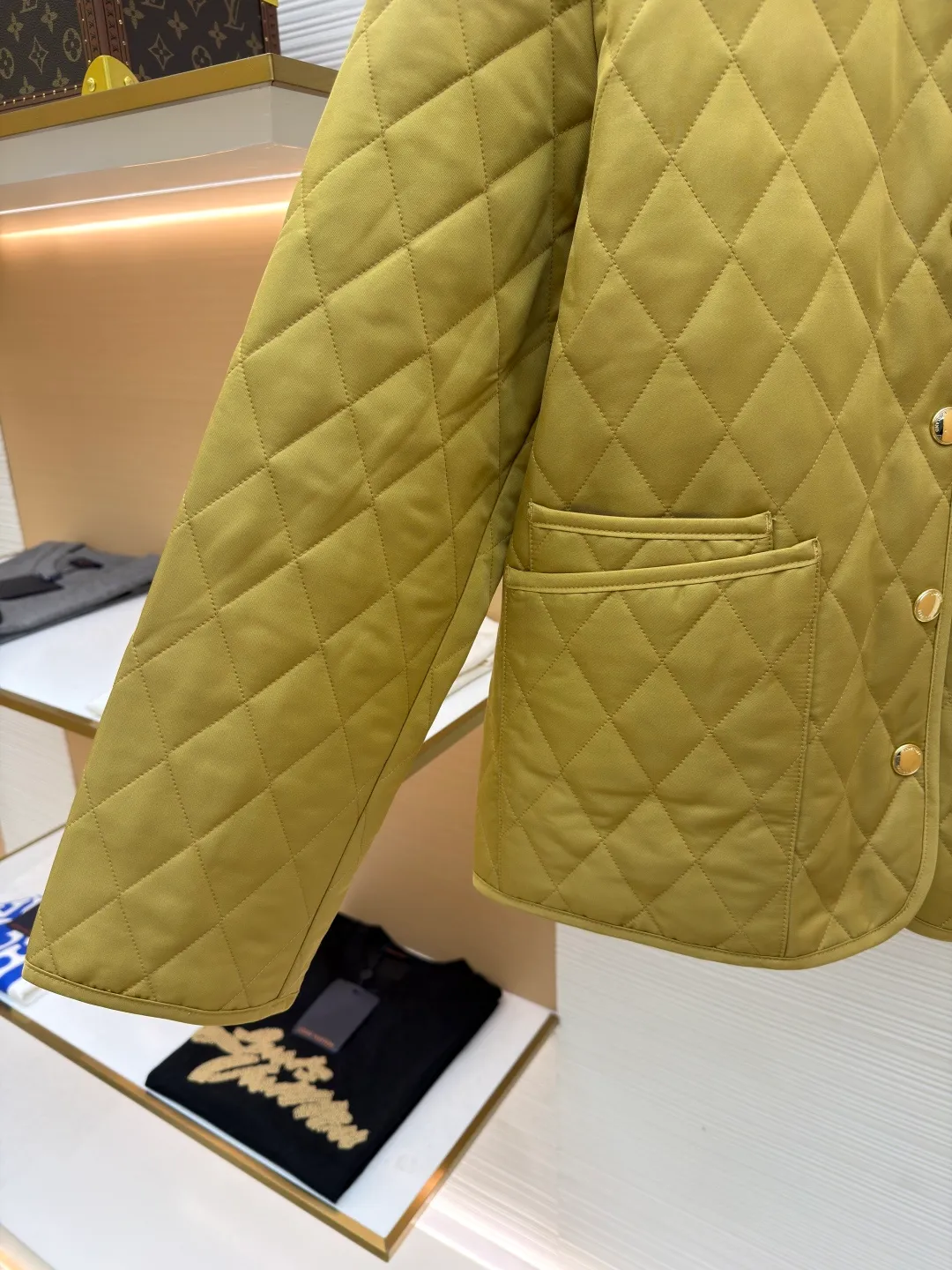 Burberry Quilted Barn Corduroy Jacket [Pocket Embroidery Style] ●Original version: purchased and developed by 4369 ●Item number: 1681525-B25 ●Fabric: corduroy fabric ●Technology: embroidery production ●Color: Khaki ●Version: Fitted version ●Weight: about 605 grams ●Size: S-M-L-XL ●Description: This Burberry The diamond quilted jacket uses classic diamond quilting technology, combining soft cotton fabric with a black corduroy collar, which not only ensures warmth but also adds a sense of layering. Diamond quilting not only enhances the visual three-dimensional effect, but also effectively prevents the filling from shifting and extends the service life of the clothing. The combination of black corduroy collar and metal buttons adds sophistication to the overall design. The loose fit design not only suits a variety of body shapes, but also provides a comfortable wearing experience. During the production process, manual tile measurement is strictly followed to ensure that the size of each piece of clothing is accurate, allowing an error range of 1-3CM, ensuring the high quality and consistency of the product. The overall craftsmanship is exquisite and the details are in place, demonstrating the consistent high-end quality and fashion taste of the Burberry brand. Purchase the original version for development, order the color and dye it, and feel free to compare it with any version on the market!