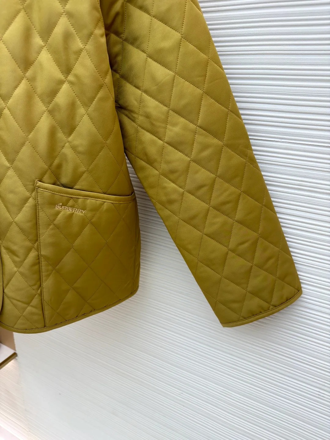 Burberry Quilted Barn Corduroy Jacket [Pocket Embroidery Style] ●Original version: purchased and developed by 4369 ●Item number: 1681525-B25 ●Fabric: corduroy fabric ●Technology: embroidery production ●Color: Khaki ●Version: Fitted version ●Weight: about 605 grams ●Size: S-M-L-XL ●Description: This Burberry The diamond quilted jacket uses classic diamond quilting technology, combining soft cotton fabric with a black corduroy collar, which not only ensures warmth but also adds a sense of layering. Diamond quilting not only enhances the visual three-dimensional effect, but also effectively prevents the filling from shifting and extends the service life of the clothing. The combination of black corduroy collar and metal buttons adds sophistication to the overall design. The loose fit design not only suits a variety of body shapes, but also provides a comfortable wearing experience. During the production process, manual tile measurement is strictly followed to ensure that the size of each piece of clothing is accurate, allowing an error range of 1-3CM, ensuring the high quality and consistency of the product. The overall craftsmanship is exquisite and the details are in place, demonstrating the consistent high-end quality and fashion taste of the Burberry brand. Purchase the original version for development, order the color and dye it, and feel free to compare it with any version on the market!