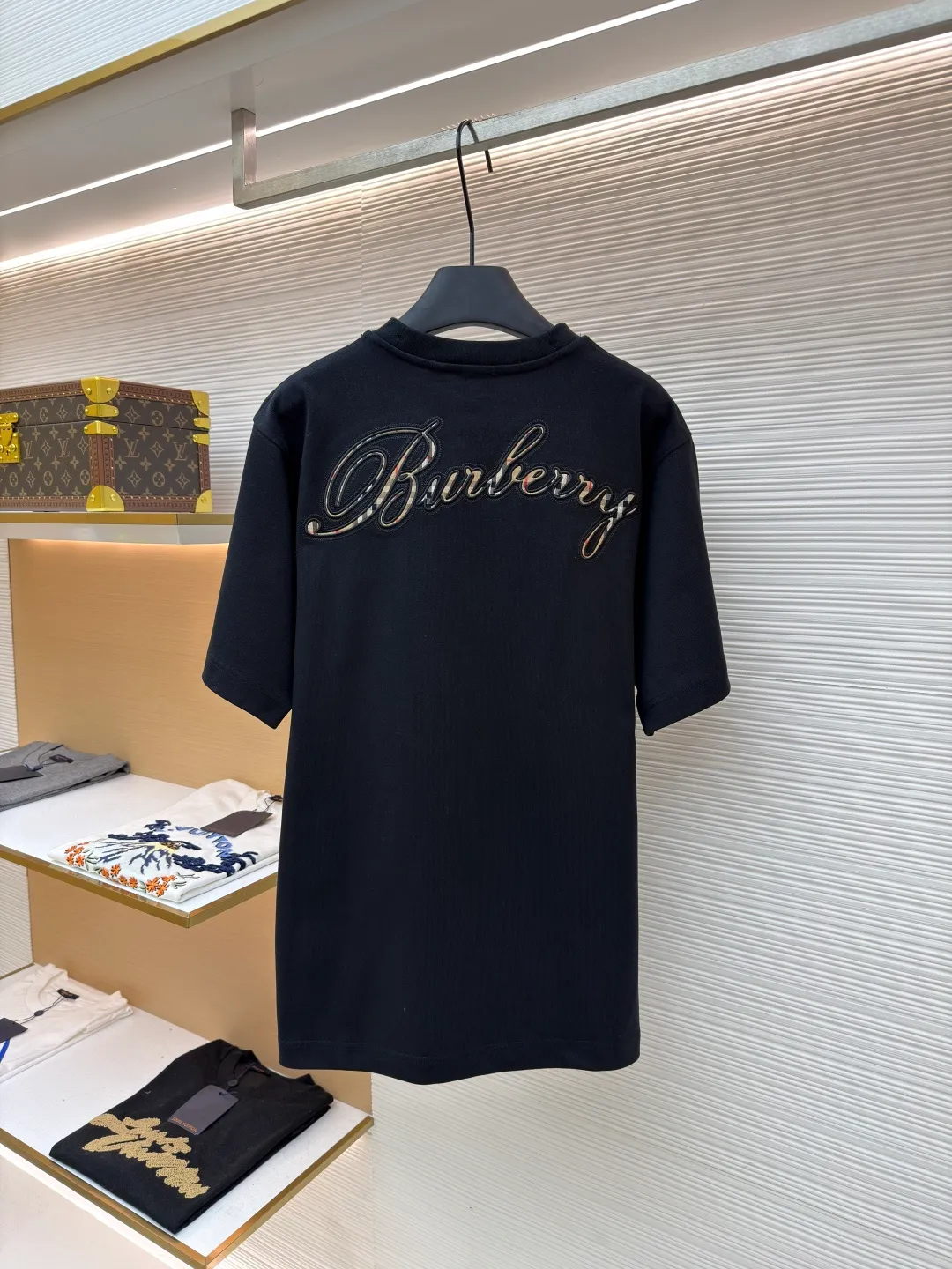 Burberry Plaid Back Letter Embroidered Round Neck Short Sleeve ●Original: Purchased and developed by 4984 ●Item No.: 1681563-A10 ●Material: pure cotton fabric ●Technology: embroidery production ●Color: black ●Version: fitted version ●Weight: about 380g ●Size: XS-S-M-L ●Description: Made of 15S fine cotton plain weave, white/230g, black/310g; matching 32S double yarn tension frame thread, 300g. Made of pure cotton plain woven fabric, this weave has a tight structure, giving the fabric a crisp texture and excellent durability, while retaining the natural breathability and skin-friendly properties of cotton. The plain woven fabric is not easy to deform, avoids being too loose and casual, and provides a neater silhouette. The chest and back are embellished with letter logo embroidery, forming a visual rhythm that echoes the front and back, both presented through chain stitch embroidery technology. These logos also use high-precision embroidery technology to ensure clear edges, strong and durable. Unique embroidery technique, its stitches are interlocking like a chain, making it more three-dimensional, softer to the touch, and has a unique texture and luster. Presenting the classic plaid pattern with this process is an innovative deconstruction of the traditional elements of the brand. It transforms the original flat pattern into a three-dimensional texture with handicraft warmth, which greatly enhances the sophistication and value of the design. The overall wiring is straight and delicate, the fabric is comfortable and soft, and the color is consistent without color difference. It can be matched with the same style to create a fashionable look and control various occasions. Customized accessories, complete with three standards, same style for men and women!