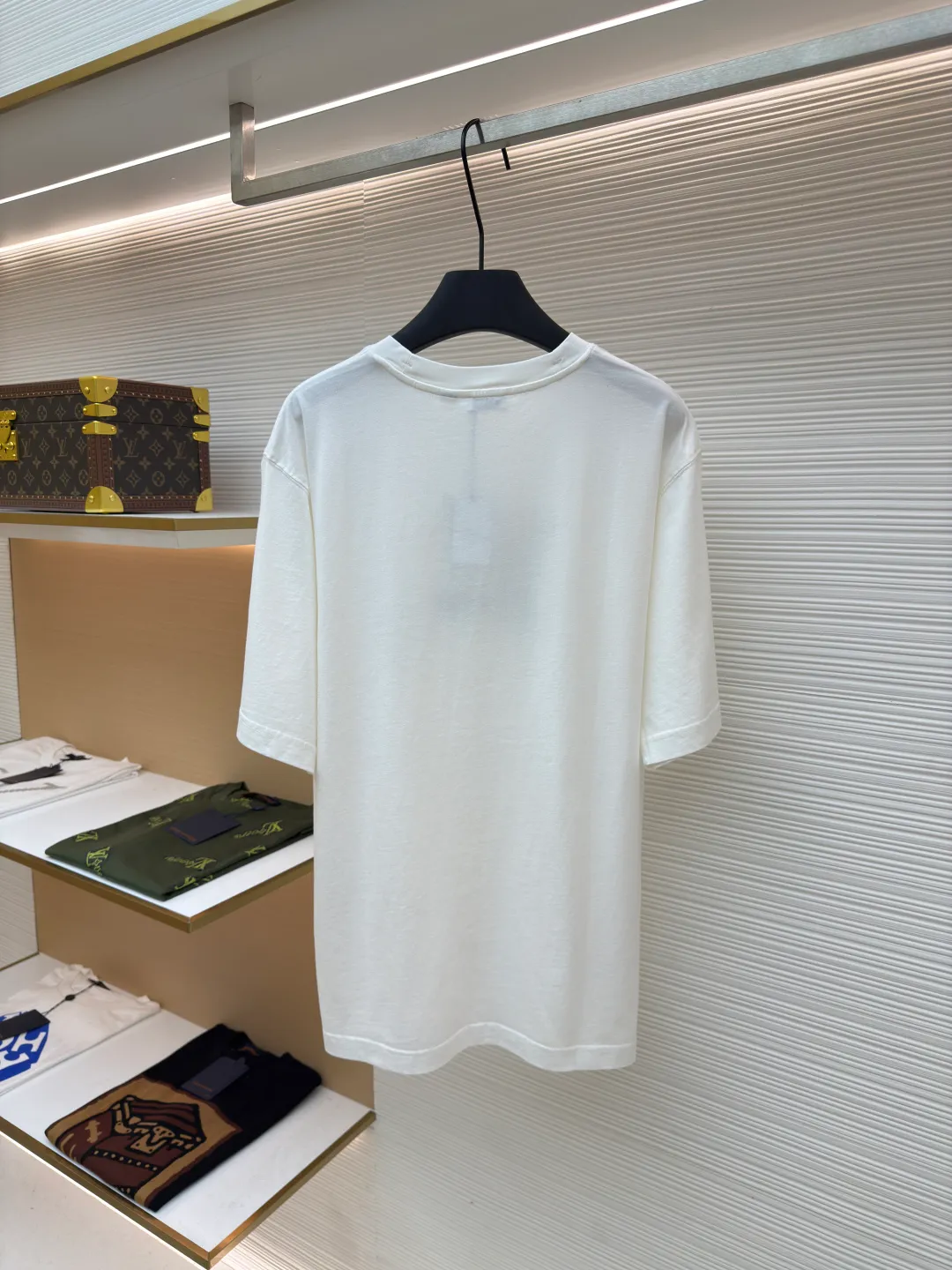 BURBERRY Colorful Cavalry Embroidered Round Neck Short Sleeve ●Original version: Purchased and developed by 2639 ●Item number: 1680691-A05 ●Fabric: pure cotton fabric ●Technology: embroidery production ●Version: fitted version ●Weight: about 240g ●Size: S-M-L-XL ●Description: Made of 15S fine cotton plain weave, 230g; with 32S double yarn thread, 300g. Fine cotton fabrics usually have better moisture absorption, breathability, wear resistance, and are also softer and smoother. Vintage fine cotton fabric is a relatively thick cotton fabric that has been carefully processed and treated to have excellent texture and performance. It feels soft and comfortable and fits the skin very well when worn. The colorful cavalry pattern is made of tatami embroidery. The geometric structure of tatami weaving and the embroidery stitches simulate its closely arranged rectangular units, which is a counted embroidery. High-precision operating machinery and equipment create tatami embroidery, using fixed-dyed mercerized embroidery thread, which presents a high-grade gloss and is more flexible than ordinary embroidery thread. The overall smoothness, detail processing, neatness with needles, smoothness and brightness, clear silk lines, and the edges are too neat as if cut by a knife. The overall wiring is straight and delicate, the fabric is comfortable and soft, and the color is consistent without color difference. It can be matched with the same style to create a fashionable look and control various occasions. Customized accessories, complete with three standards, same style for men and women!