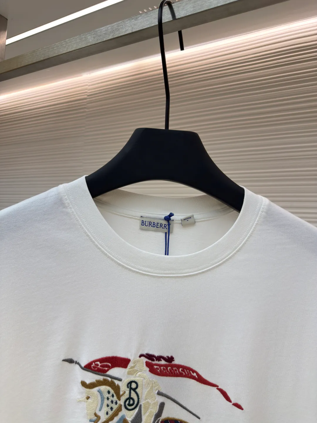 BURBERRY Colorful Cavalry Embroidered Round Neck Short Sleeve ●Original version: Purchased and developed by 2639 ●Item number: 1680691-A05 ●Fabric: pure cotton fabric ●Technology: embroidery production ●Version: fitted version ●Weight: about 240g ●Size: S-M-L-XL ●Description: Made of 15S fine cotton plain weave, 230g; with 32S double yarn thread, 300g. Fine cotton fabrics usually have better moisture absorption, breathability, wear resistance, and are also softer and smoother. Vintage fine cotton fabric is a relatively thick cotton fabric that has been carefully processed and treated to have excellent texture and performance. It feels soft and comfortable and fits the skin very well when worn. The colorful cavalry pattern is made of tatami embroidery. The geometric structure of tatami weaving and the embroidery stitches simulate its closely arranged rectangular units, which is a counted embroidery. High-precision operating machinery and equipment create tatami embroidery, using fixed-dyed mercerized embroidery thread, which presents a high-grade gloss and is more flexible than ordinary embroidery thread. The overall smoothness, detail processing, neatness with needles, smoothness and brightness, clear silk lines, and the edges are too neat as if cut by a knife. The overall wiring is straight and delicate, the fabric is comfortable and soft, and the color is consistent without color difference. It can be matched with the same style to create a fashionable look and control various occasions. Customized accessories, complete with three standards, same style for men and women!