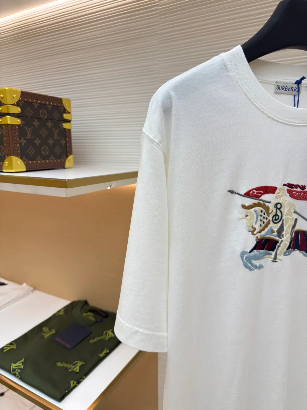 BURBERRY Colorful Cavalry Embroidered Round Neck Short Sleeve ●Original version: Purchased and developed by 2639 ●Item number: 1680691-A05 ●Fabric: pure cotton fabric ●Technology: embroidery production ●Version: fitted version ●Weight: about 240g ●Size: S-M-L-XL ●Description: Made of 15S fine cotton plain weave, 230g; with 32S double yarn thread, 300g. Fine cotton fabrics usually have better moisture absorption, breathability, wear resistance, and are also softer and smoother. Vintage fine cotton fabric is a relatively thick cotton fabric that has been carefully processed and treated to have excellent texture and performance. It feels soft and comfortable and fits the skin very well when worn. The colorful cavalry pattern is made of tatami embroidery. The geometric structure of tatami weaving and the embroidery stitches simulate its closely arranged rectangular units, which is a counted embroidery. High-precision operating machinery and equipment create tatami embroidery, using fixed-dyed mercerized embroidery thread, which presents a high-grade gloss and is more flexible than ordinary embroidery thread. The overall smoothness, detail processing, neatness with needles, smoothness and brightness, clear silk lines, and the edges are too neat as if cut by a knife. The overall wiring is straight and delicate, the fabric is comfortable and soft, and the color is consistent without color difference. It can be matched with the same style to create a fashionable look and control various occasions. Customized accessories, complete with three standards, same style for men and women!