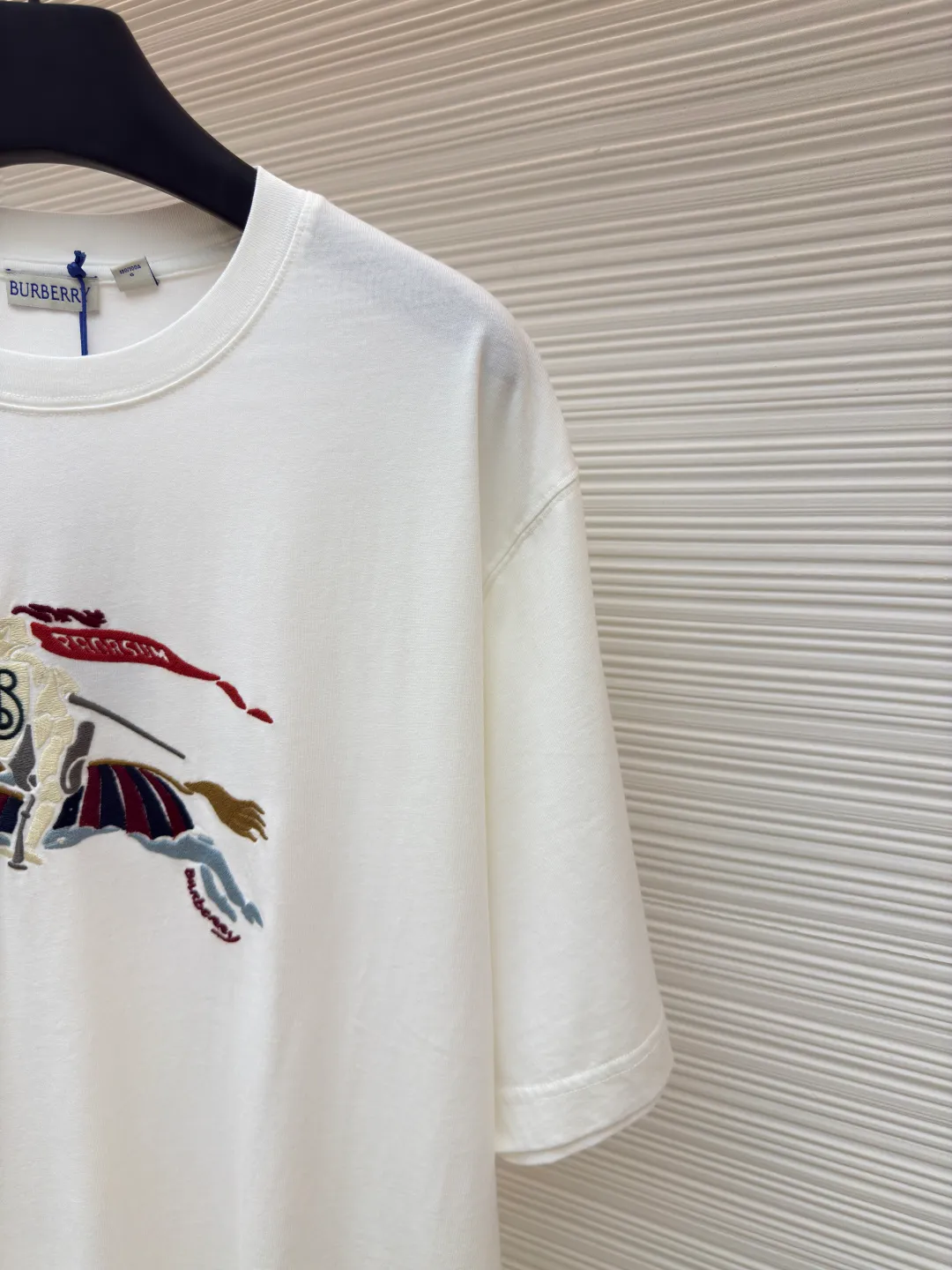 BURBERRY Colorful Cavalry Embroidered Round Neck Short Sleeve ●Original version: Purchased and developed by 2639 ●Item number: 1680691-A05 ●Fabric: pure cotton fabric ●Technology: embroidery production ●Version: fitted version ●Weight: about 240g ●Size: S-M-L-XL ●Description: Made of 15S fine cotton plain weave, 230g; with 32S double yarn thread, 300g. Fine cotton fabrics usually have better moisture absorption, breathability, wear resistance, and are also softer and smoother. Vintage fine cotton fabric is a relatively thick cotton fabric that has been carefully processed and treated to have excellent texture and performance. It feels soft and comfortable and fits the skin very well when worn. The colorful cavalry pattern is made of tatami embroidery. The geometric structure of tatami weaving and the embroidery stitches simulate its closely arranged rectangular units, which is a counted embroidery. High-precision operating machinery and equipment create tatami embroidery, using fixed-dyed mercerized embroidery thread, which presents a high-grade gloss and is more flexible than ordinary embroidery thread. The overall smoothness, detail processing, neatness with needles, smoothness and brightness, clear silk lines, and the edges are too neat as if cut by a knife. The overall wiring is straight and delicate, the fabric is comfortable and soft, and the color is consistent without color difference. It can be matched with the same style to create a fashionable look and control various occasions. Customized accessories, complete with three standards, same style for men and women!