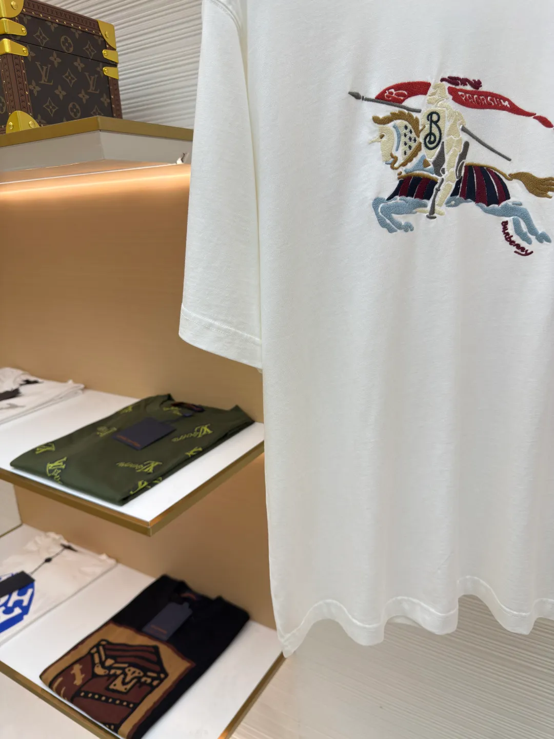 BURBERRY Colorful Cavalry Embroidered Round Neck Short Sleeve ●Original version: Purchased and developed by 2639 ●Item number: 1680691-A05 ●Fabric: pure cotton fabric ●Technology: embroidery production ●Version: fitted version ●Weight: about 240g ●Size: S-M-L-XL ●Description: Made of 15S fine cotton plain weave, 230g; with 32S double yarn thread, 300g. Fine cotton fabrics usually have better moisture absorption, breathability, wear resistance, and are also softer and smoother. Vintage fine cotton fabric is a relatively thick cotton fabric that has been carefully processed and treated to have excellent texture and performance. It feels soft and comfortable and fits the skin very well when worn. The colorful cavalry pattern is made of tatami embroidery. The geometric structure of tatami weaving and the embroidery stitches simulate its closely arranged rectangular units, which is a counted embroidery. High-precision operating machinery and equipment create tatami embroidery, using fixed-dyed mercerized embroidery thread, which presents a high-grade gloss and is more flexible than ordinary embroidery thread. The overall smoothness, detail processing, neatness with needles, smoothness and brightness, clear silk lines, and the edges are too neat as if cut by a knife. The overall wiring is straight and delicate, the fabric is comfortable and soft, and the color is consistent without color difference. It can be matched with the same style to create a fashionable look and control various occasions. Customized accessories, complete with three standards, same style for men and women!
