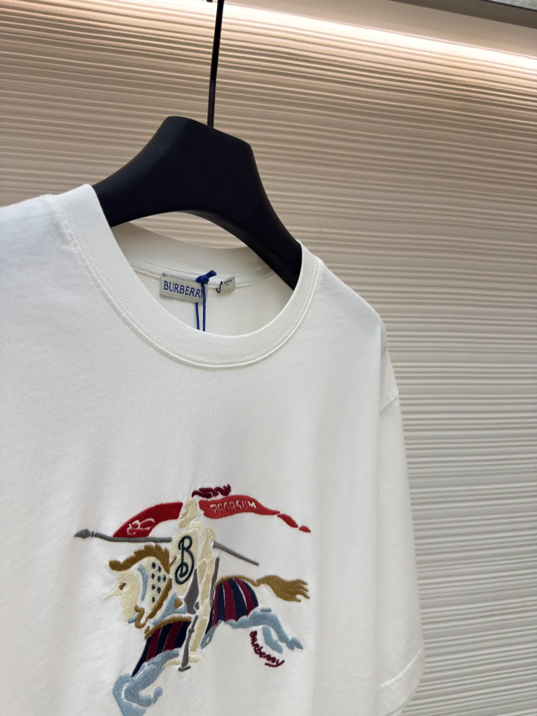 BURBERRY Colorful Cavalry Embroidered Round Neck Short Sleeve ●Original version: Purchased and developed by 2639 ●Item number: 1680691-A05 ●Fabric: pure cotton fabric ●Technology: embroidery production ●Version: fitted version ●Weight: about 240g ●Size: S-M-L-XL ●Description: Made of 15S fine cotton plain weave, 230g; with 32S double yarn thread, 300g. Fine cotton fabrics usually have better moisture absorption, breathability, wear resistance, and are also softer and smoother. Vintage fine cotton fabric is a relatively thick cotton fabric that has been carefully processed and treated to have excellent texture and performance. It feels soft and comfortable and fits the skin very well when worn. The colorful cavalry pattern is made of tatami embroidery. The geometric structure of tatami weaving and the embroidery stitches simulate its closely arranged rectangular units, which is a counted embroidery. High-precision operating machinery and equipment create tatami embroidery, using fixed-dyed mercerized embroidery thread, which presents a high-grade gloss and is more flexible than ordinary embroidery thread. The overall smoothness, detail processing, neatness with needles, smoothness and brightness, clear silk lines, and the edges are too neat as if cut by a knife. The overall wiring is straight and delicate, the fabric is comfortable and soft, and the color is consistent without color difference. It can be matched with the same style to create a fashionable look and control various occasions. Customized accessories, complete with three standards, same style for men and women!