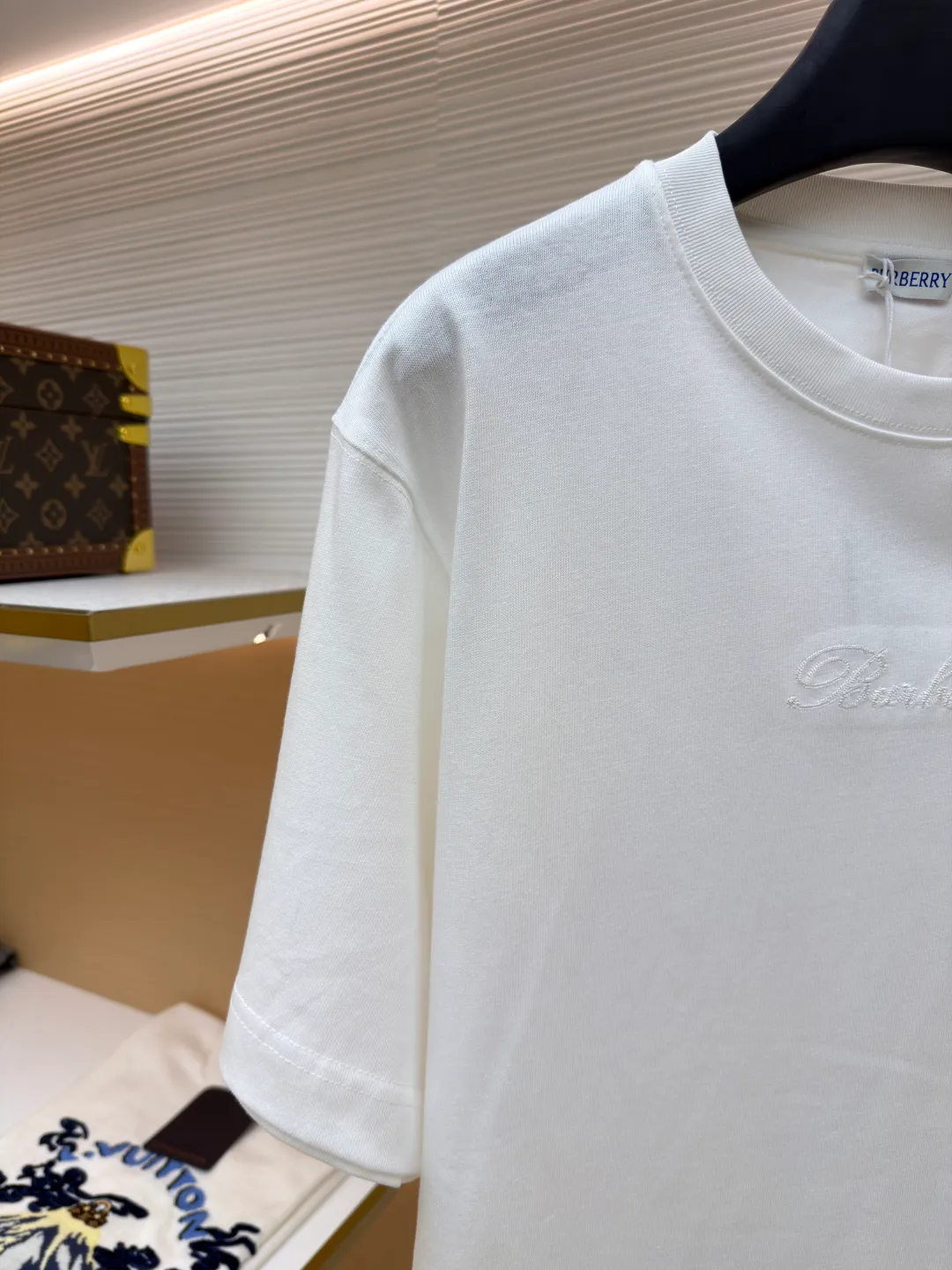 Burberry Plaid Back Letter Embroidery Round Neck Short Sleeve ●Original version: purchased and developed by 4984 ●Item number: 1681564-A10 ●Fabric: pure cotton fabric ●Technology: embroidery production ●Color: white ●Version: fitted version ●Weight: about 275 grams ●Size: XS-S-M-L ●Description: Made of 15S fine cotton plain weave, white/230g, black/310g; matching 32S double yarn tension frame thread, 300g. Made of pure cotton plain woven fabric, this weave has a tight structure, giving the fabric a crisp texture and excellent durability, while retaining the natural breathability and skin-friendly properties of cotton. The plain woven fabric is not easy to deform, avoids being too loose and casual, and provides a neater silhouette. The chest and back are embellished with letter logo embroidery, forming a visual rhythm that echoes the front and back, both presented through chain stitch embroidery technology. These logos also use high-precision embroidery technology to ensure clear edges, strong and durable. Unique embroidery technique, its stitches are interlocking like a chain, making it more three-dimensional, softer to the touch, and has a unique texture and luster. Presenting the classic plaid pattern with this process is an innovative deconstruction of the traditional elements of the brand. It transforms the original flat pattern into a three-dimensional texture with handicraft warmth, which greatly enhances the sophistication and value of the design. The overall wiring is straight and delicate, the fabric is comfortable and soft, and the color is consistent without color difference. It can be matched with the same style to create a fashionable look and control various occasions. Customized accessories, complete with three standards, same style for men and women!