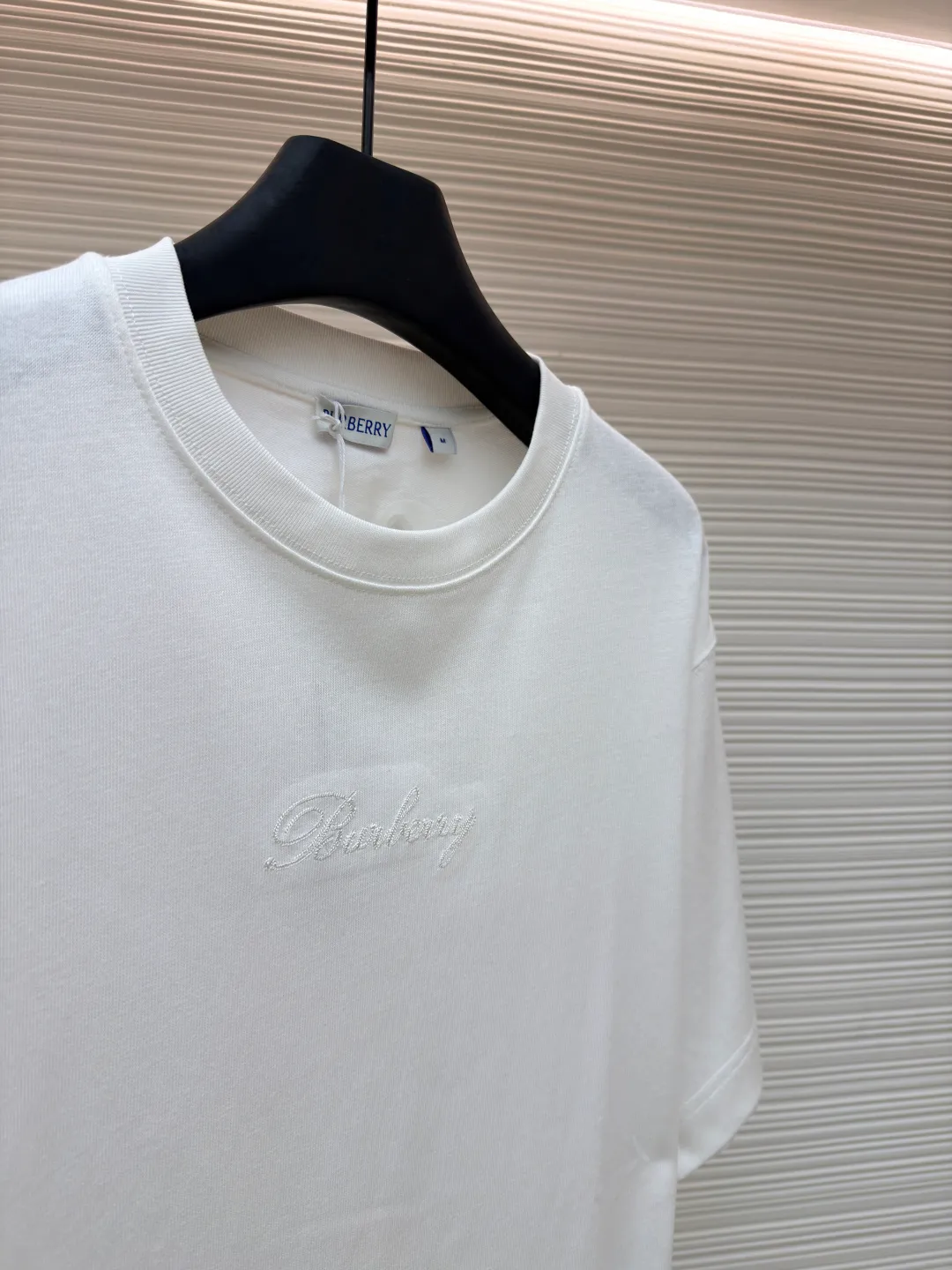 Burberry Plaid Back Letter Embroidery Round Neck Short Sleeve ●Original version: purchased and developed by 4984 ●Item number: 1681564-A10 ●Fabric: pure cotton fabric ●Technology: embroidery production ●Color: white ●Version: fitted version ●Weight: about 275 grams ●Size: XS-S-M-L ●Description: Made of 15S fine cotton plain weave, white/230g, black/310g; matching 32S double yarn tension frame thread, 300g. Made of pure cotton plain woven fabric, this weave has a tight structure, giving the fabric a crisp texture and excellent durability, while retaining the natural breathability and skin-friendly properties of cotton. The plain woven fabric is not easy to deform, avoids being too loose and casual, and provides a neater silhouette. The chest and back are embellished with letter logo embroidery, forming a visual rhythm that echoes the front and back, both presented through chain stitch embroidery technology. These logos also use high-precision embroidery technology to ensure clear edges, strong and durable. Unique embroidery technique, its stitches are interlocking like a chain, making it more three-dimensional, softer to the touch, and has a unique texture and luster. Presenting the classic plaid pattern with this process is an innovative deconstruction of the traditional elements of the brand. It transforms the original flat pattern into a three-dimensional texture with handicraft warmth, which greatly enhances the sophistication and value of the design. The overall wiring is straight and delicate, the fabric is comfortable and soft, and the color is consistent without color difference. It can be matched with the same style to create a fashionable look and control various occasions. Customized accessories, complete with three standards, same style for men and women!