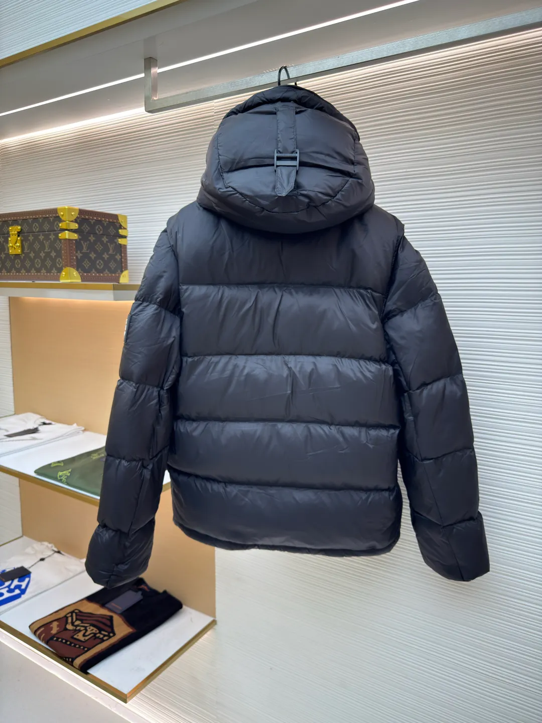 Burberry detachable sleeve hooded down jacket ●Original version: purchased and developed by 6579 ●Item number: 1680757-C95 ●Fabric: waterproof nylon fabric ●Technology: made on positioning cutting machine ●Version: fitted version ●Weight: about 1290 grams ●Size: XS-S-M-L-XL ●Description: Original custom-made waterproof nylon fabric, 90% white velvet filling inside, comfortable and warm while not weighing down the body. Designed with detachable sleeves, the sleeves can be changed instantly after being removed, making it easy to cope with various climates - use two types in one piece. Tonal stitching on the shoulders adds a touch of fashion. The overall wiring is straight and delicate, the fabric is comfortable and soft, and the color is consistent without color difference. It can be matched with the same style to create a fashionable look and control various occasions. Customized accessories, complete with three standards, same style for men and women!
