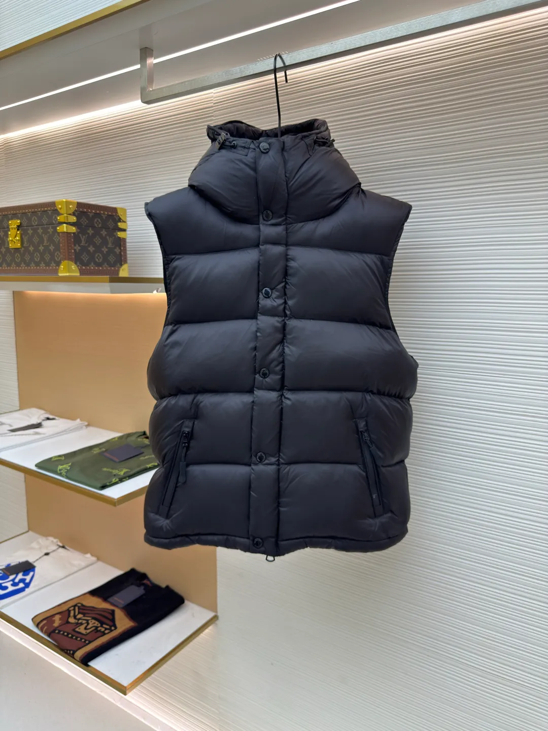 Burberry detachable sleeve hooded down jacket ●Original version: purchased and developed by 6579 ●Item number: 1680757-C95 ●Fabric: waterproof nylon fabric ●Technology: made on positioning cutting machine ●Version: fitted version ●Weight: about 1290 grams ●Size: XS-S-M-L-XL ●Description: Original custom-made waterproof nylon fabric, 90% white velvet filling inside, comfortable and warm while not weighing down the body. Designed with detachable sleeves, the sleeves can be changed instantly after being removed, making it easy to cope with various climates - use two types in one piece. Tonal stitching on the shoulders adds a touch of fashion. The overall wiring is straight and delicate, the fabric is comfortable and soft, and the color is consistent without color difference. It can be matched with the same style to create a fashionable look and control various occasions. Customized accessories, complete with three standards, same style for men and women!