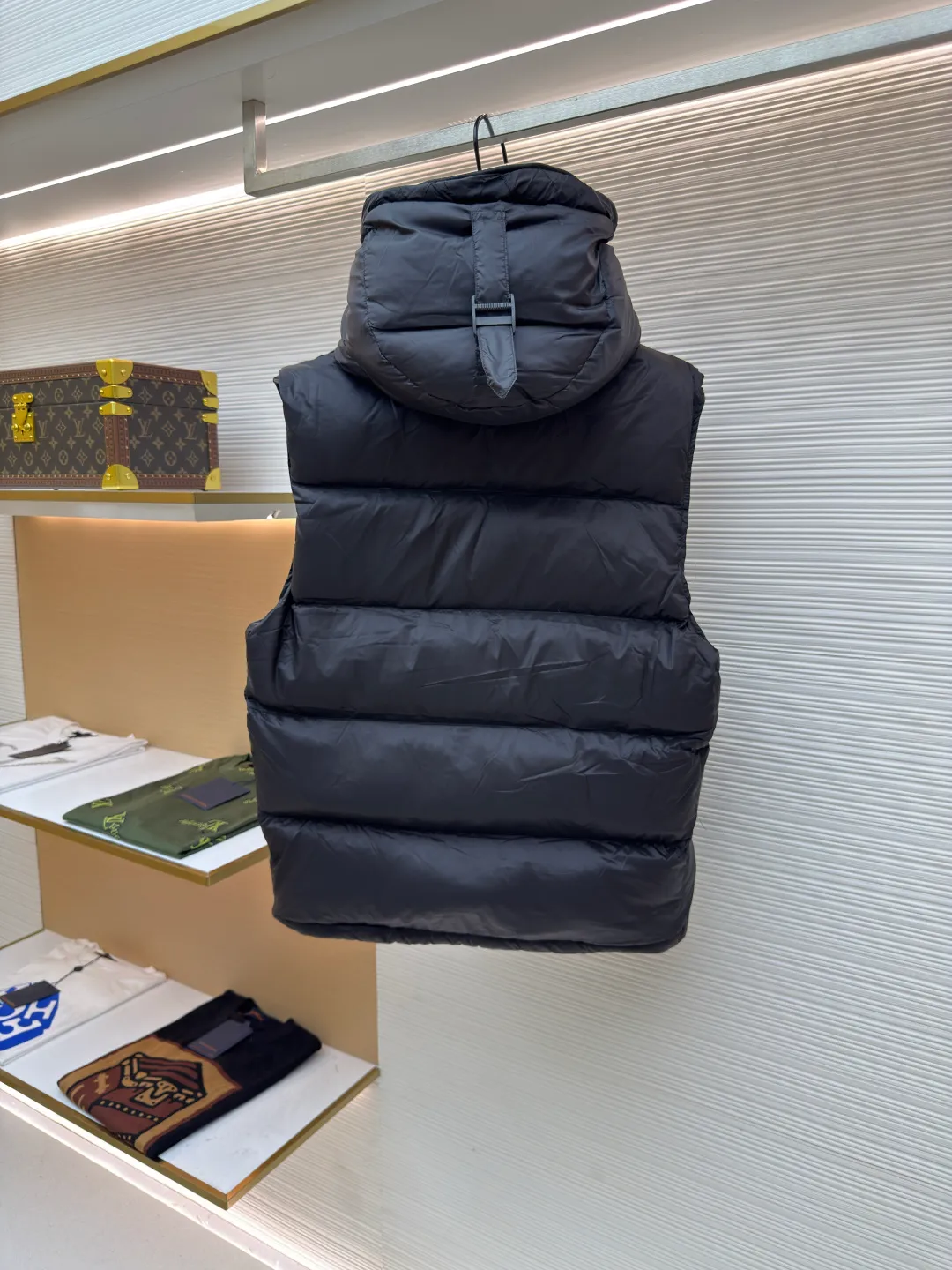 Burberry detachable sleeve hooded down jacket ●Original version: purchased and developed by 6579 ●Item number: 1680757-C95 ●Fabric: waterproof nylon fabric ●Technology: made on positioning cutting machine ●Version: fitted version ●Weight: about 1290 grams ●Size: XS-S-M-L-XL ●Description: Original custom-made waterproof nylon fabric, 90% white velvet filling inside, comfortable and warm while not weighing down the body. Designed with detachable sleeves, the sleeves can be changed instantly after being removed, making it easy to cope with various climates - use two types in one piece. Tonal stitching on the shoulders adds a touch of fashion. The overall wiring is straight and delicate, the fabric is comfortable and soft, and the color is consistent without color difference. It can be matched with the same style to create a fashionable look and control various occasions. Customized accessories, complete with three standards, same style for men and women!
