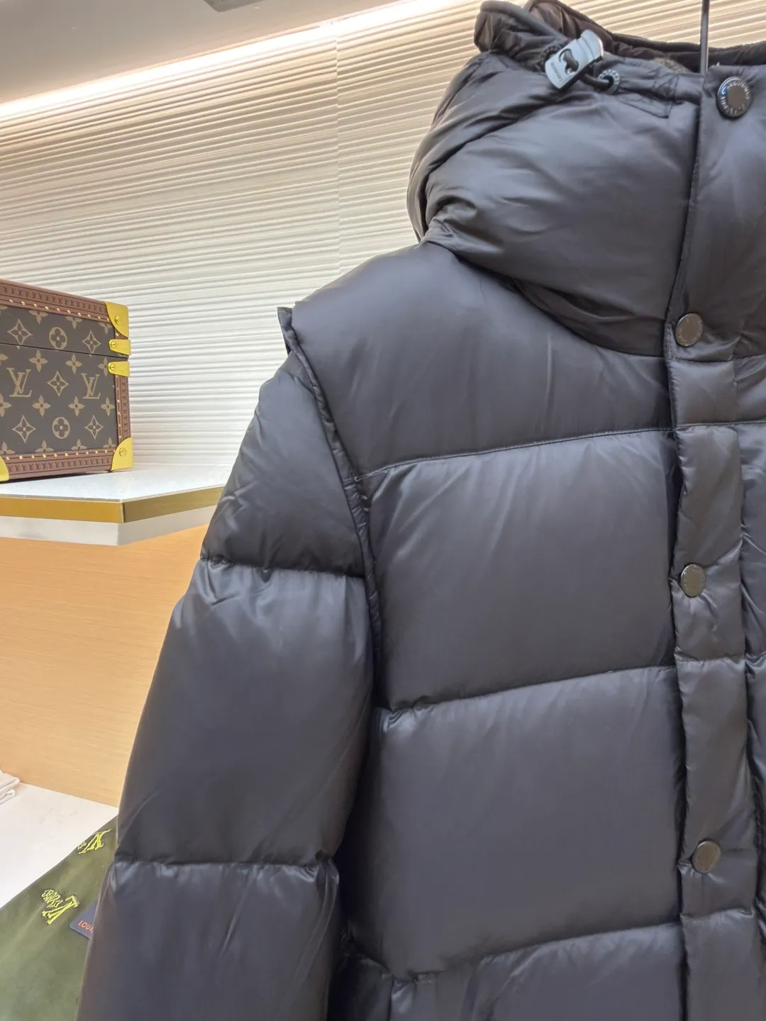 Burberry detachable sleeve hooded down jacket ●Original version: purchased and developed by 6579 ●Item number: 1680757-C95 ●Fabric: waterproof nylon fabric ●Technology: made on positioning cutting machine ●Version: fitted version ●Weight: about 1290 grams ●Size: XS-S-M-L-XL ●Description: Original custom-made waterproof nylon fabric, 90% white velvet filling inside, comfortable and warm while not weighing down the body. Designed with detachable sleeves, the sleeves can be changed instantly after being removed, making it easy to cope with various climates - use two types in one piece. Tonal stitching on the shoulders adds a touch of fashion. The overall wiring is straight and delicate, the fabric is comfortable and soft, and the color is consistent without color difference. It can be matched with the same style to create a fashionable look and control various occasions. Customized accessories, complete with three standards, same style for men and women!