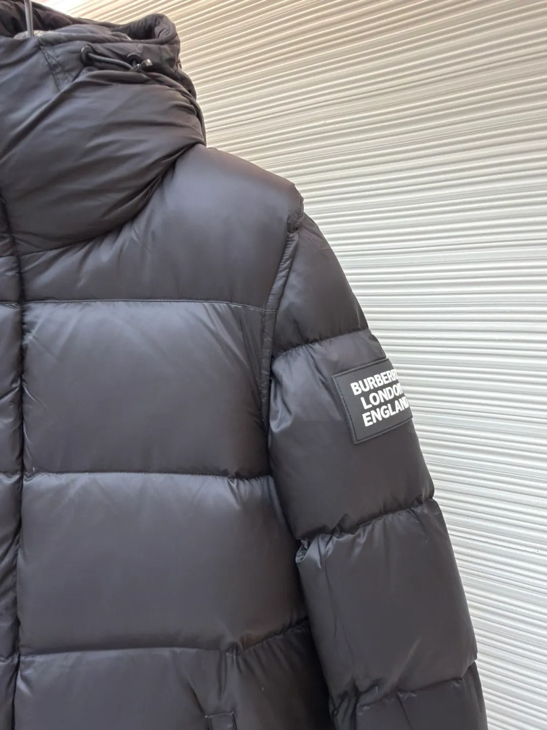 Burberry detachable sleeve hooded down jacket ●Original version: purchased and developed by 6579 ●Item number: 1680757-C95 ●Fabric: waterproof nylon fabric ●Technology: made on positioning cutting machine ●Version: fitted version ●Weight: about 1290 grams ●Size: XS-S-M-L-XL ●Description: Original custom-made waterproof nylon fabric, 90% white velvet filling inside, comfortable and warm while not weighing down the body. Designed with detachable sleeves, the sleeves can be changed instantly after being removed, making it easy to cope with various climates - use two types in one piece. Tonal stitching on the shoulders adds a touch of fashion. The overall wiring is straight and delicate, the fabric is comfortable and soft, and the color is consistent without color difference. It can be matched with the same style to create a fashionable look and control various occasions. Customized accessories, complete with three standards, same style for men and women!