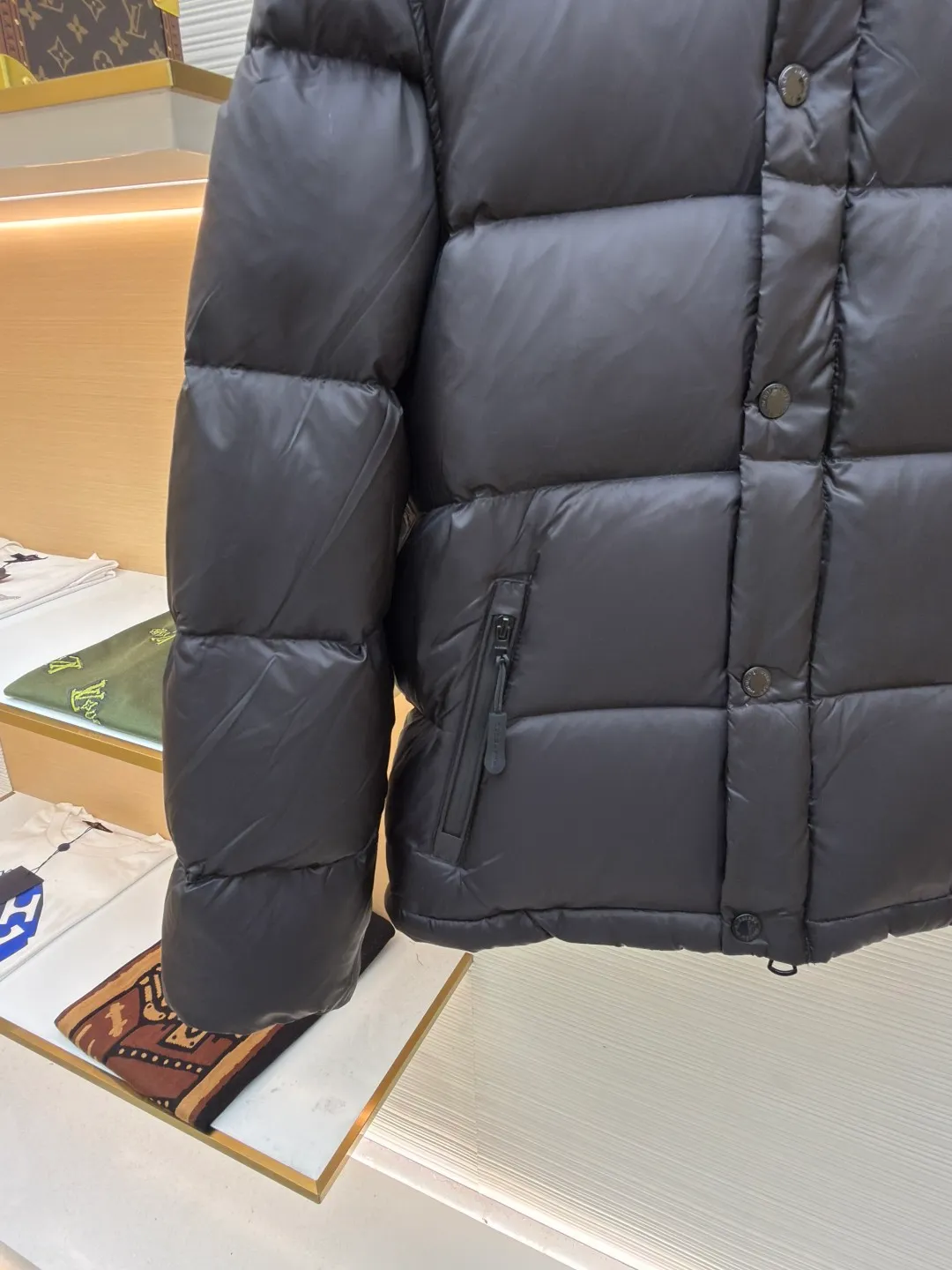 Burberry detachable sleeve hooded down jacket ●Original version: purchased and developed by 6579 ●Item number: 1680757-C95 ●Fabric: waterproof nylon fabric ●Technology: made on positioning cutting machine ●Version: fitted version ●Weight: about 1290 grams ●Size: XS-S-M-L-XL ●Description: Original custom-made waterproof nylon fabric, 90% white velvet filling inside, comfortable and warm while not weighing down the body. Designed with detachable sleeves, the sleeves can be changed instantly after being removed, making it easy to cope with various climates - use two types in one piece. Tonal stitching on the shoulders adds a touch of fashion. The overall wiring is straight and delicate, the fabric is comfortable and soft, and the color is consistent without color difference. It can be matched with the same style to create a fashionable look and control various occasions. Customized accessories, complete with three standards, same style for men and women!