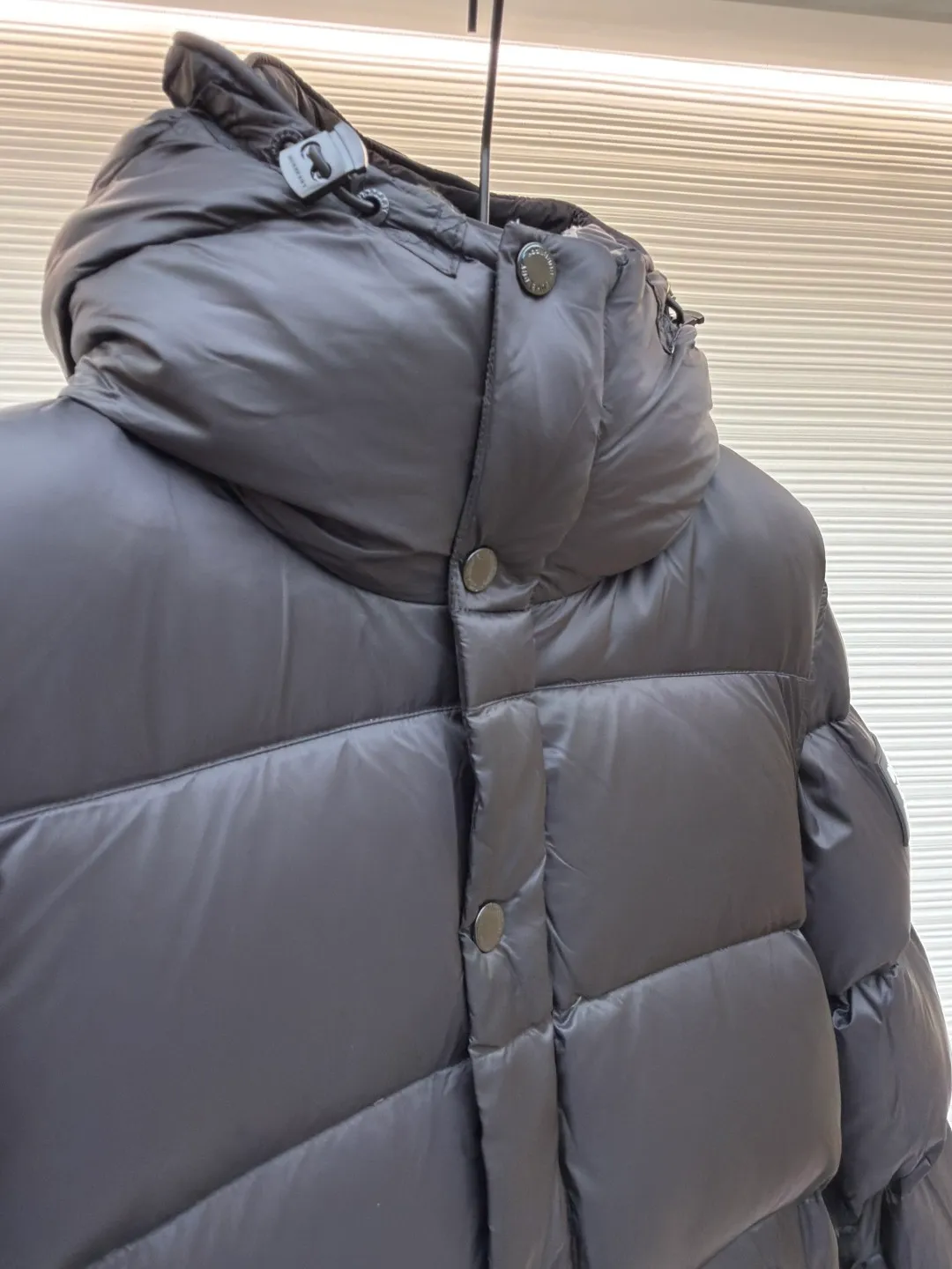 Burberry detachable sleeve hooded down jacket ●Original version: purchased and developed by 6579 ●Item number: 1680757-C95 ●Fabric: waterproof nylon fabric ●Technology: made on positioning cutting machine ●Version: fitted version ●Weight: about 1290 grams ●Size: XS-S-M-L-XL ●Description: Original custom-made waterproof nylon fabric, 90% white velvet filling inside, comfortable and warm while not weighing down the body. Designed with detachable sleeves, the sleeves can be changed instantly after being removed, making it easy to cope with various climates - use two types in one piece. Tonal stitching on the shoulders adds a touch of fashion. The overall wiring is straight and delicate, the fabric is comfortable and soft, and the color is consistent without color difference. It can be matched with the same style to create a fashionable look and control various occasions. Customized accessories, complete with three standards, same style for men and women!